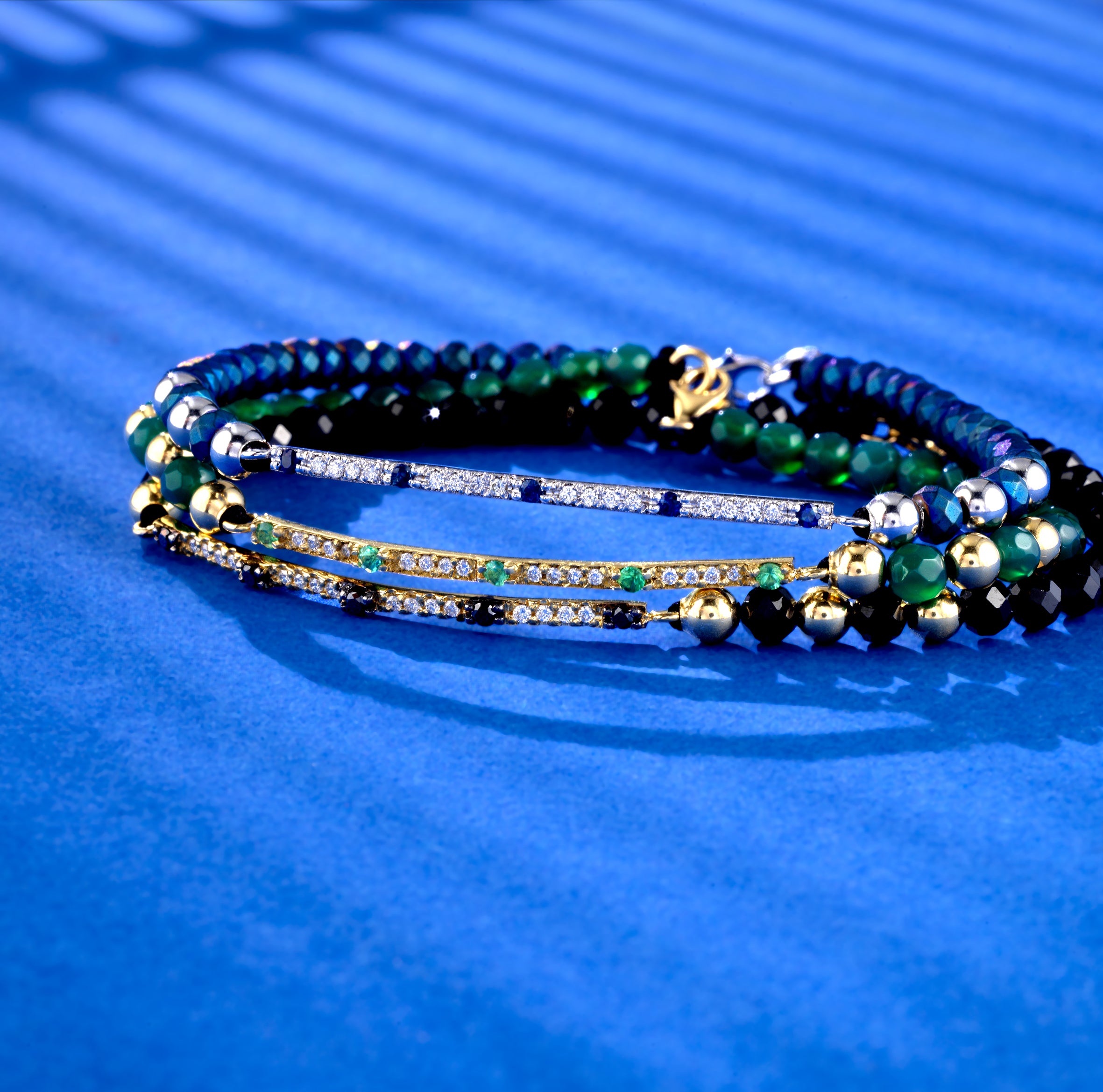 BRACCIALE CON CHIUSURA E LACCIO IN ORO GIALLO BACCHETTA DI DIAMANTI E SMERALDI