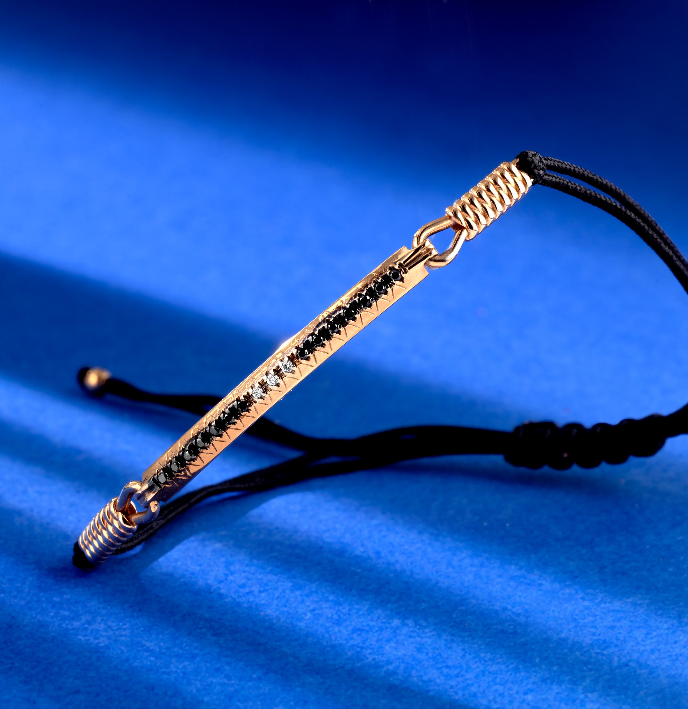 BRACCIALE CON LACCIO E BACHETTA CENTRALE DI DIAMANTI E DIAMANTI NERI IN ORO GIALLO