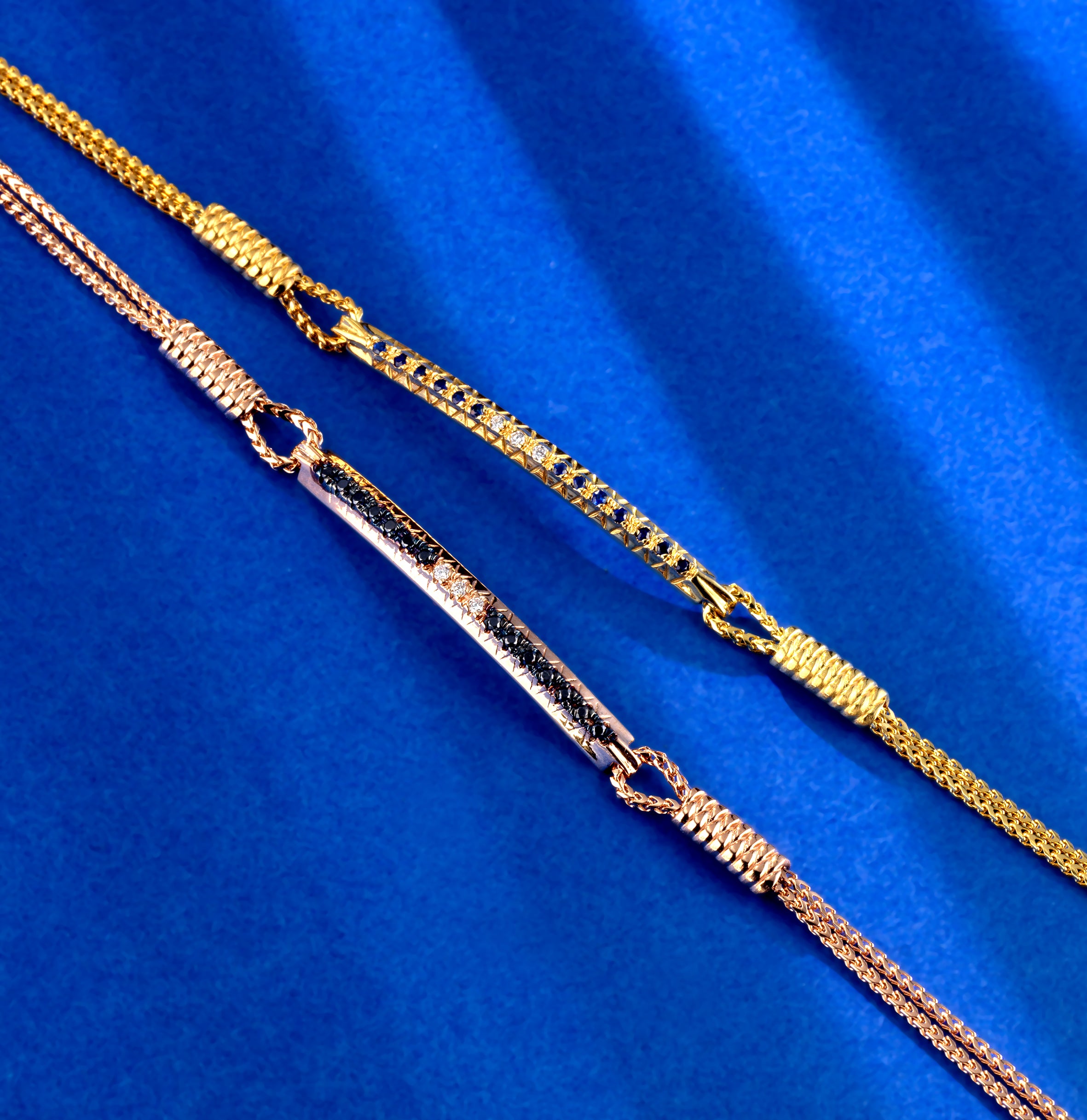 BRACCIALE IN ORO GIALLO CON CATENA E BACCHETTA CENTRALE DI DIAMANTI E ZAFFIRI