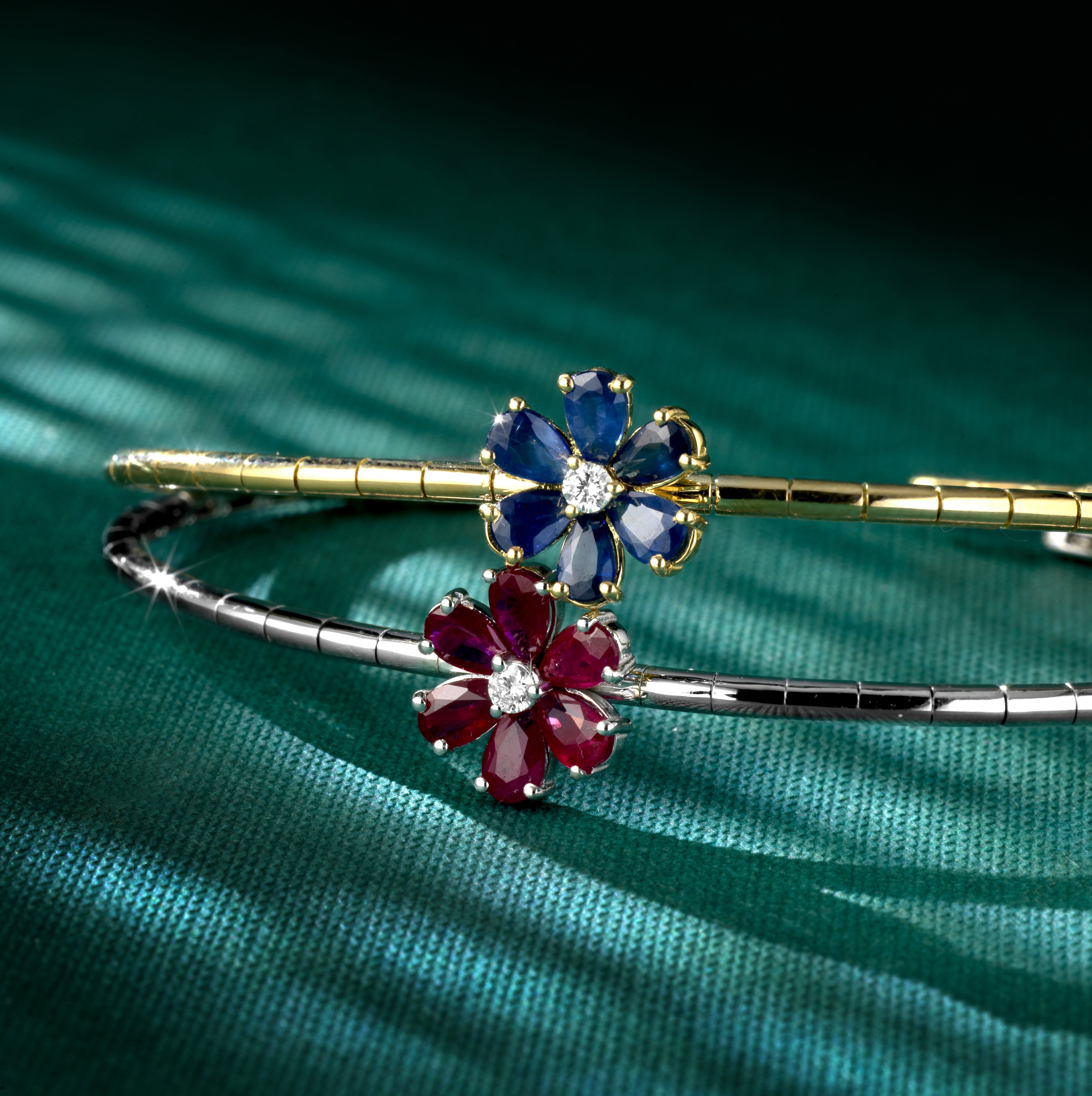 BRACCIALE IN ORO GIALLO CON FIORE CENTRALE DI ZAFFIRI E DIAMANTE