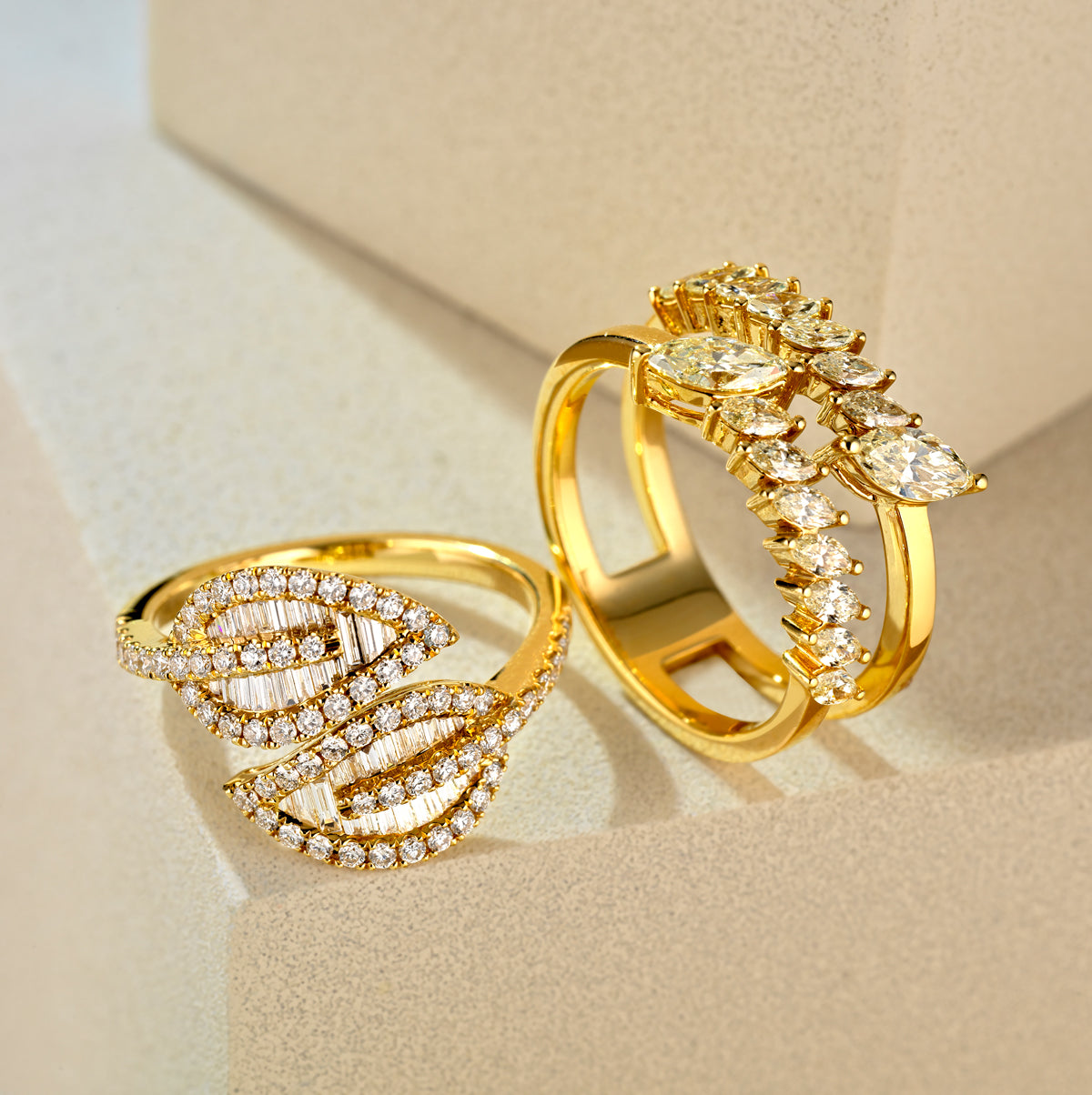 ANELLO FANTASIA CON DIAMANTI E FOGLIE CON PIETRE BAGUETTE IN ORO GIALLO