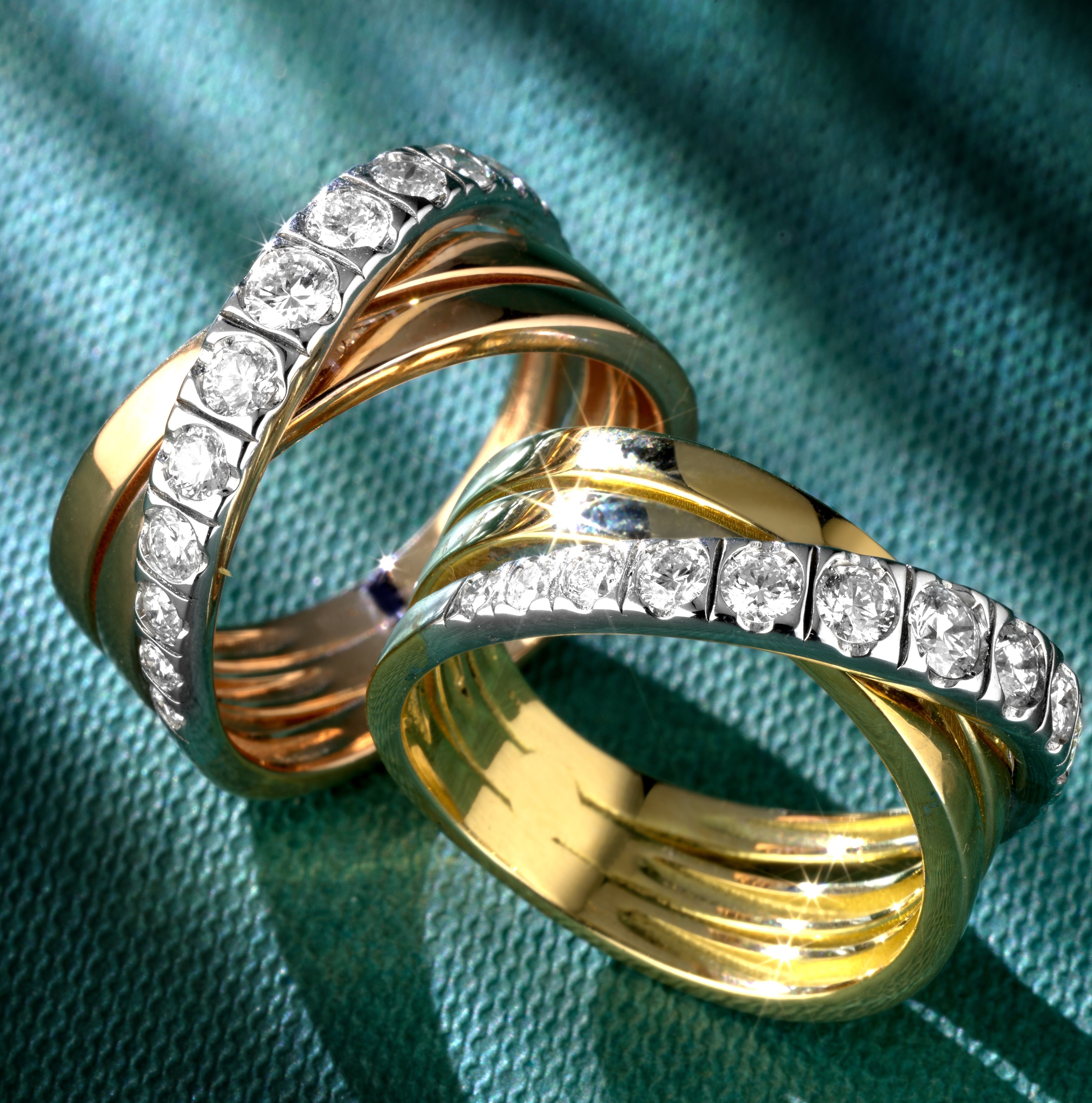 ANELLO FASCIA IN ORO GIALLO CON DIAMANTI