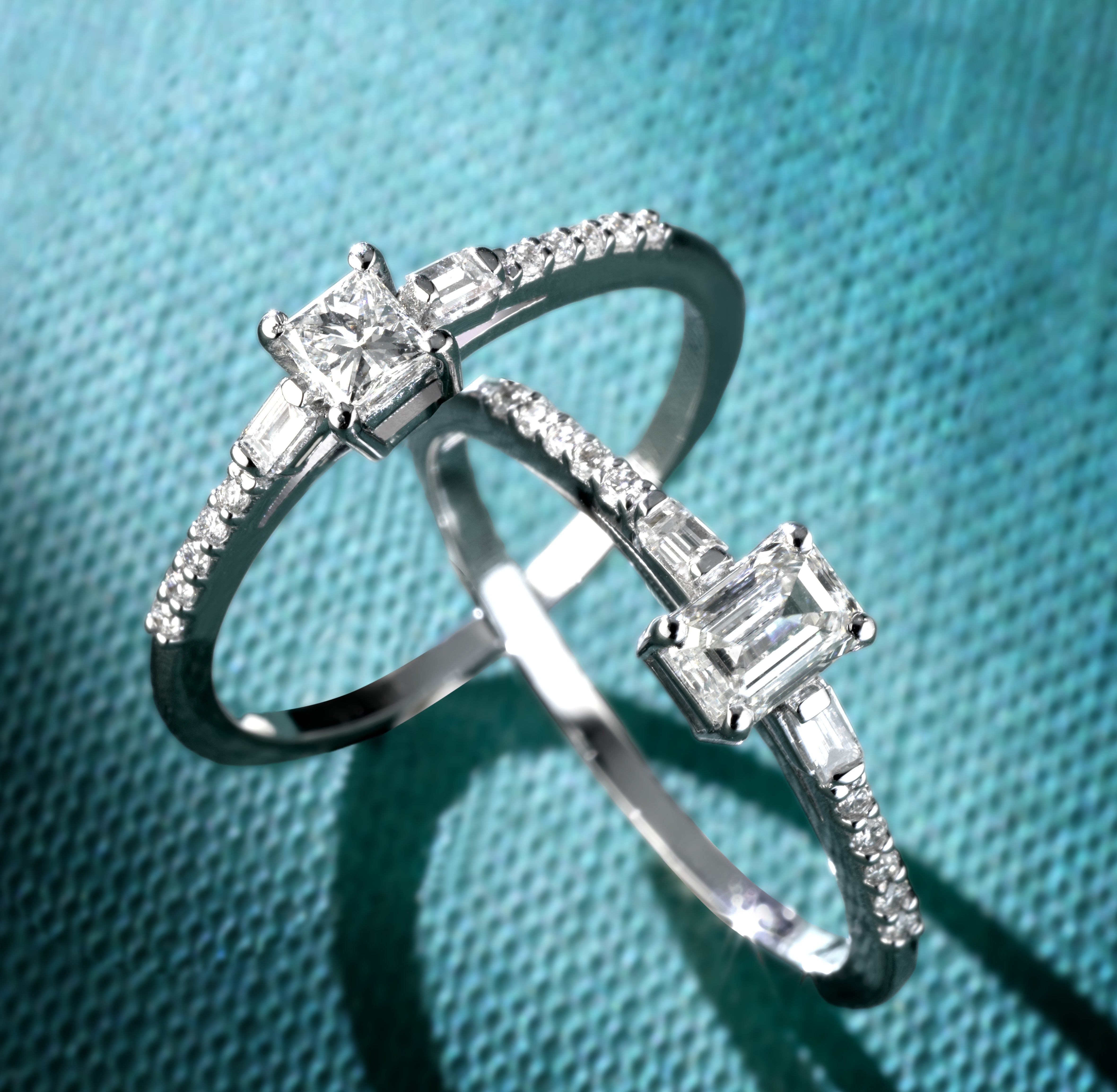 SOLITARIO CON TAGLIO QUADRATO CENTRALE E DIAMANTI LATERALI IN ORO BIANCO