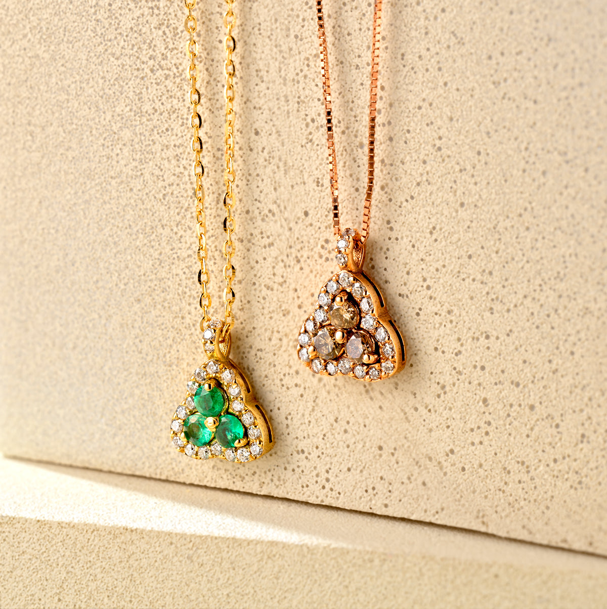 CIONDOLO IN ORO ROSA A TRIANGOLO CON DIAMANTI E PIETRE BROWN