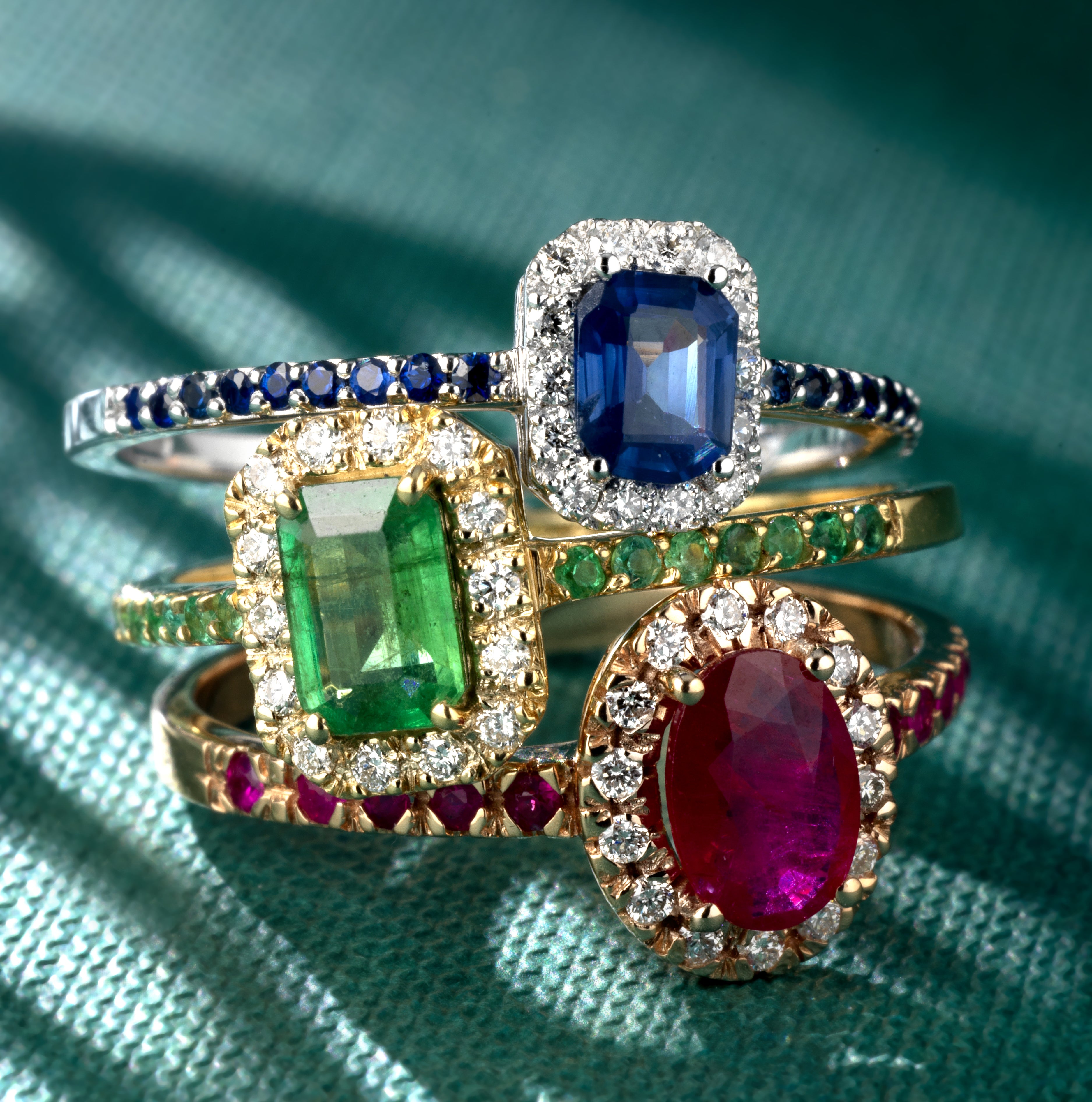 ANELLO QUADRATO IN ORO GIALLO CON DIAMANTI E SMERALDI