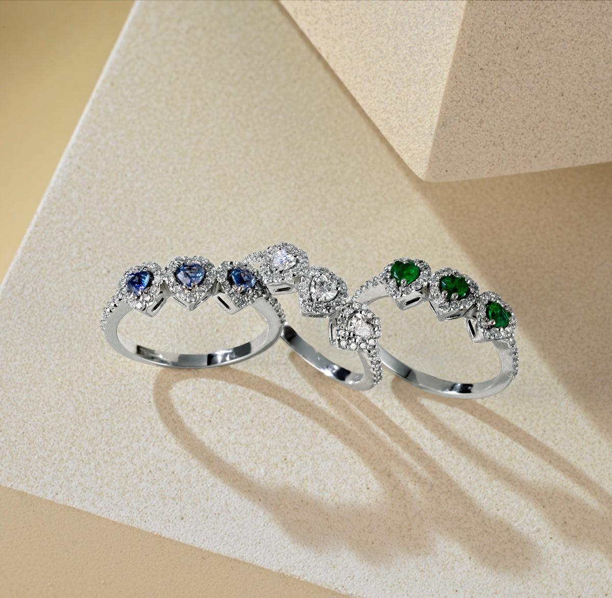 ANELLO A TRE CON DIAMANTI E CUORI DI ZAFFIRI IN ORO BIANCO