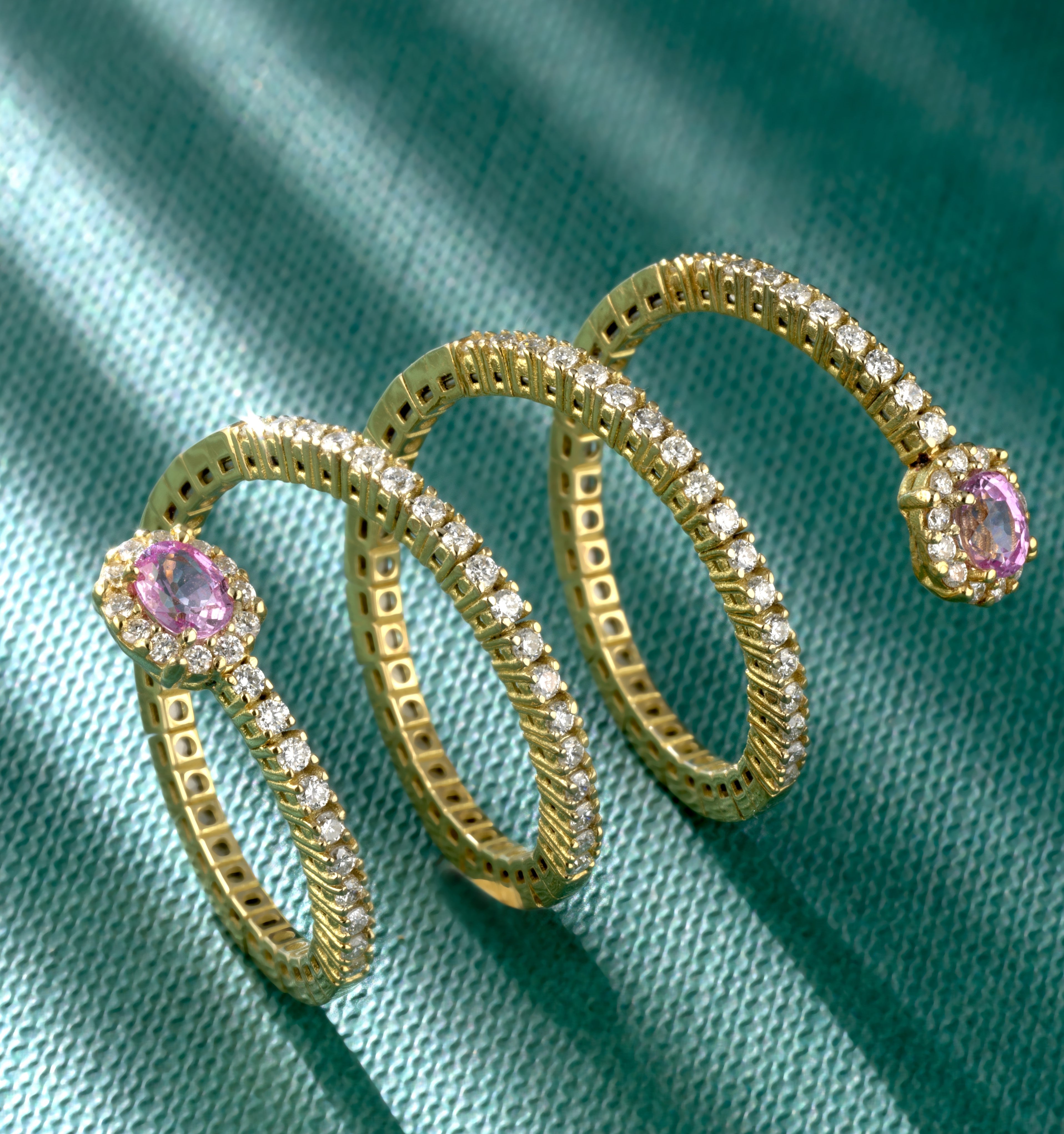 ANELLO SNAKE CON DIAMANTI E ZAFFIRI ROSA IN ORO GIALLO