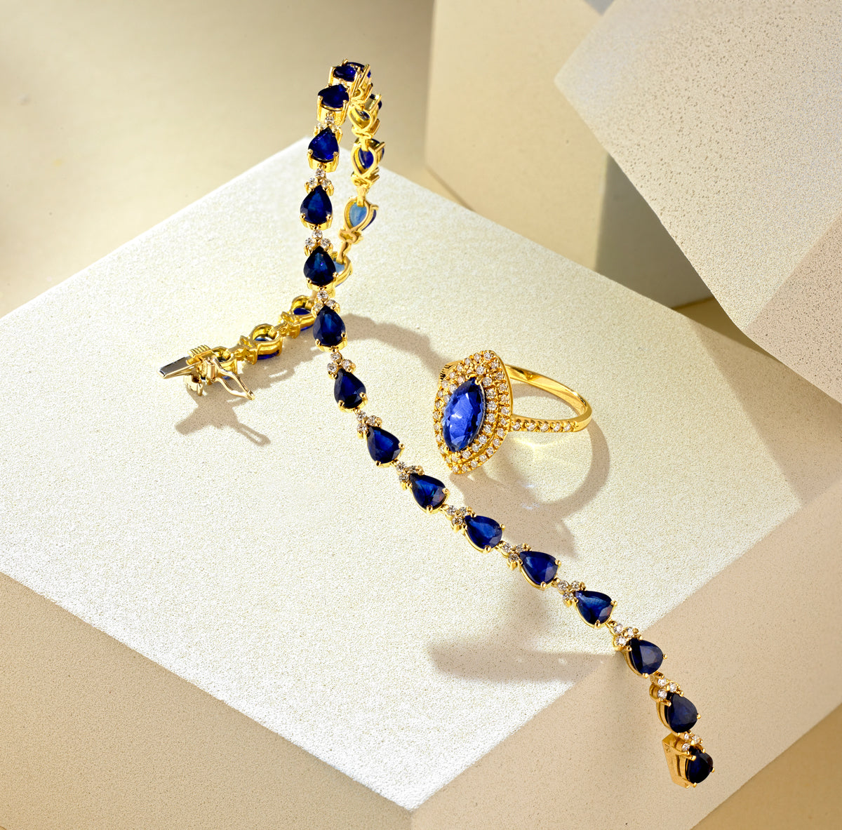 ANELLO IN ORO GIALLO CON DIAMANTI E PIETRA TANZANITE CENTRALE