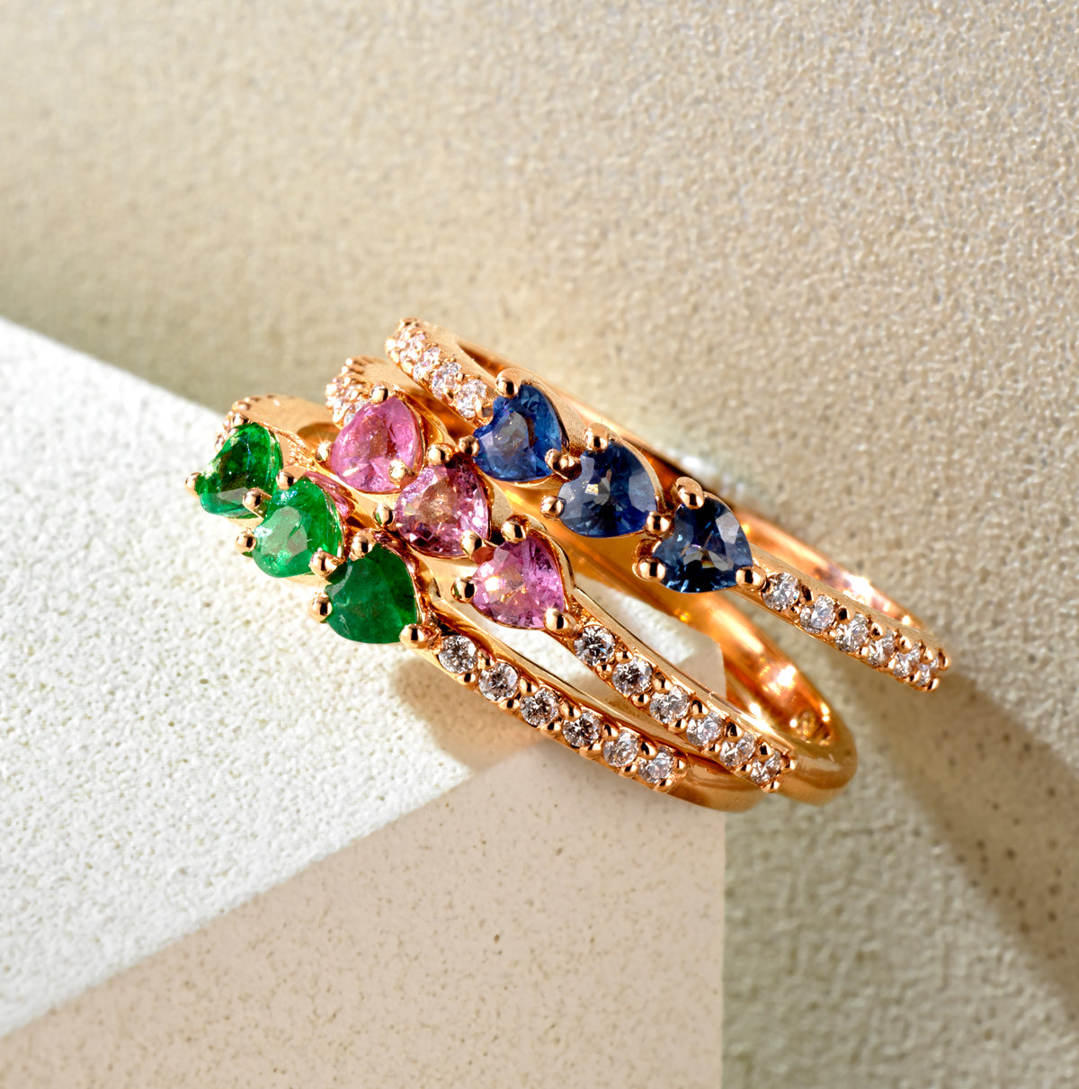 ANELLO TRILOGY IN ORO ROSA CON DIAMANTI E CUORI DI ZAFFIRI ROSA