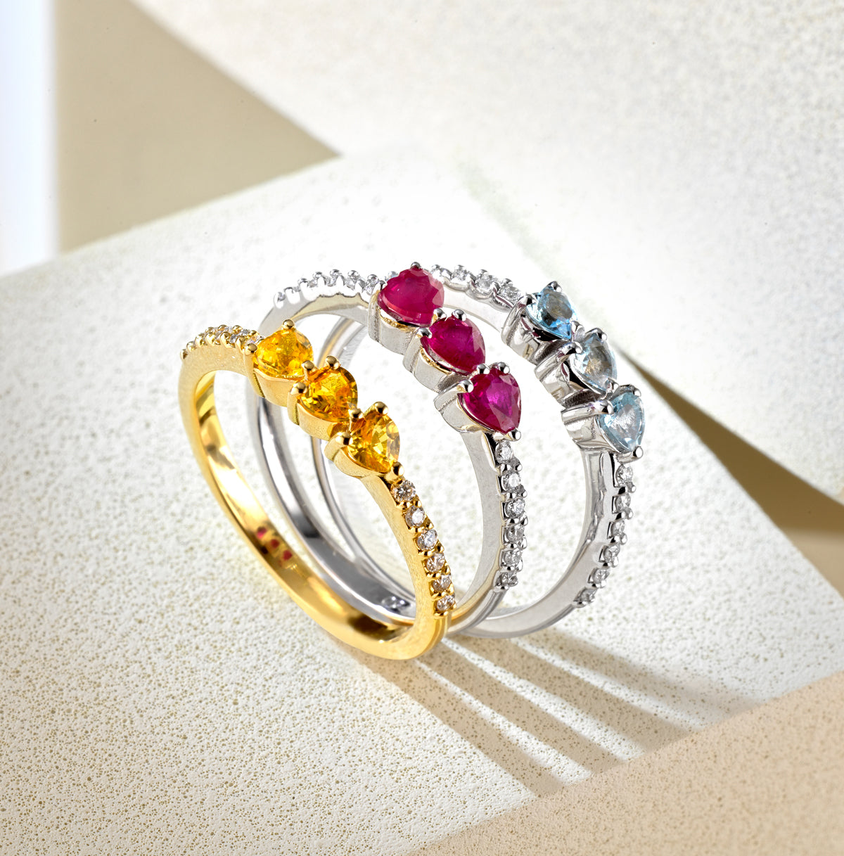 ANELLO TRILOGY CON DIAMANTI E CUORI  CENTRALI DI ACQUAMARINA IN ORO BIANCO