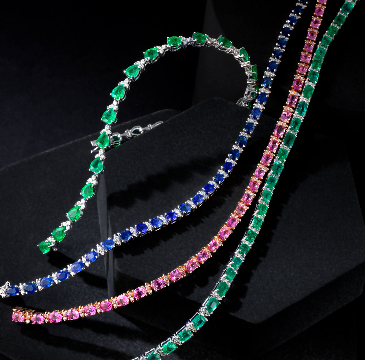 BRACCIALE IN ORO BIANCO CON QUADRATINI DI SMERALDO E ALTERNANZA DI DIAMANTI