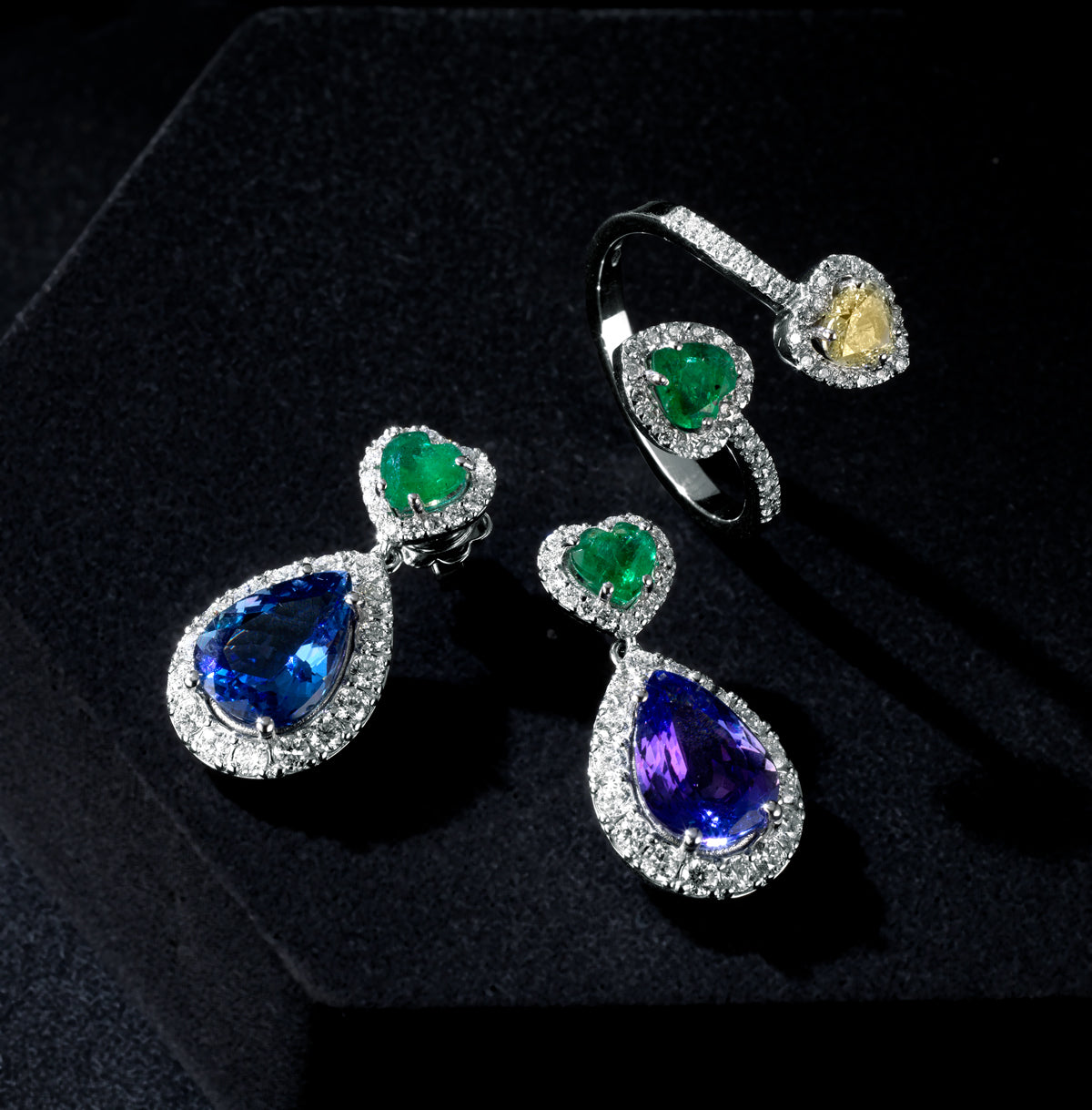 ORECCHINI DI DIAMANTI IN ORO BIANCO CON GOCCE DI TANZANITE E CUORI DI SMERALDO