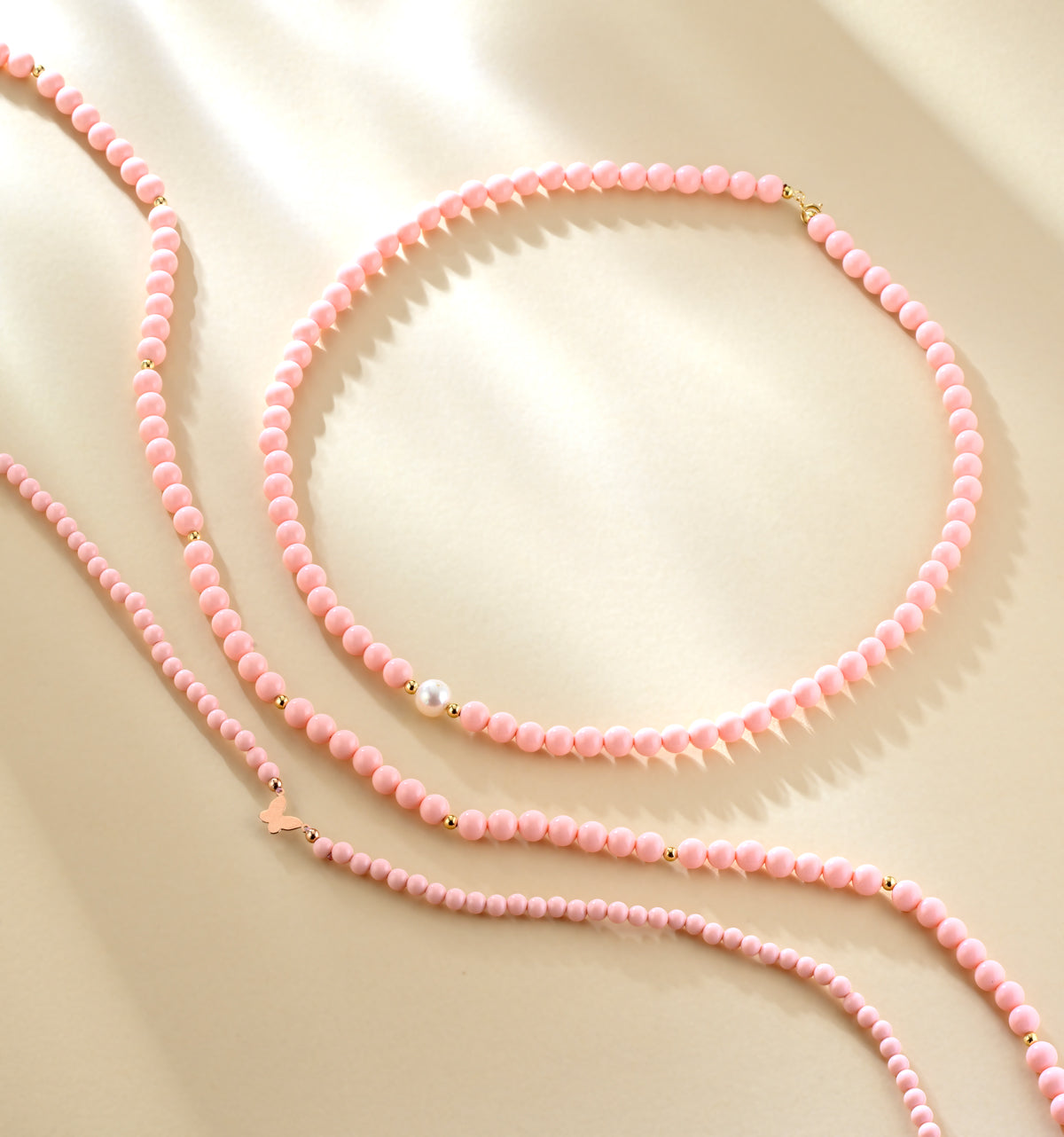 COLLANA CON PASTA DI CORALLO ROSA  CON PERLA CENTRALE CHIUSURA E PALLINE IN ORO GIALLO