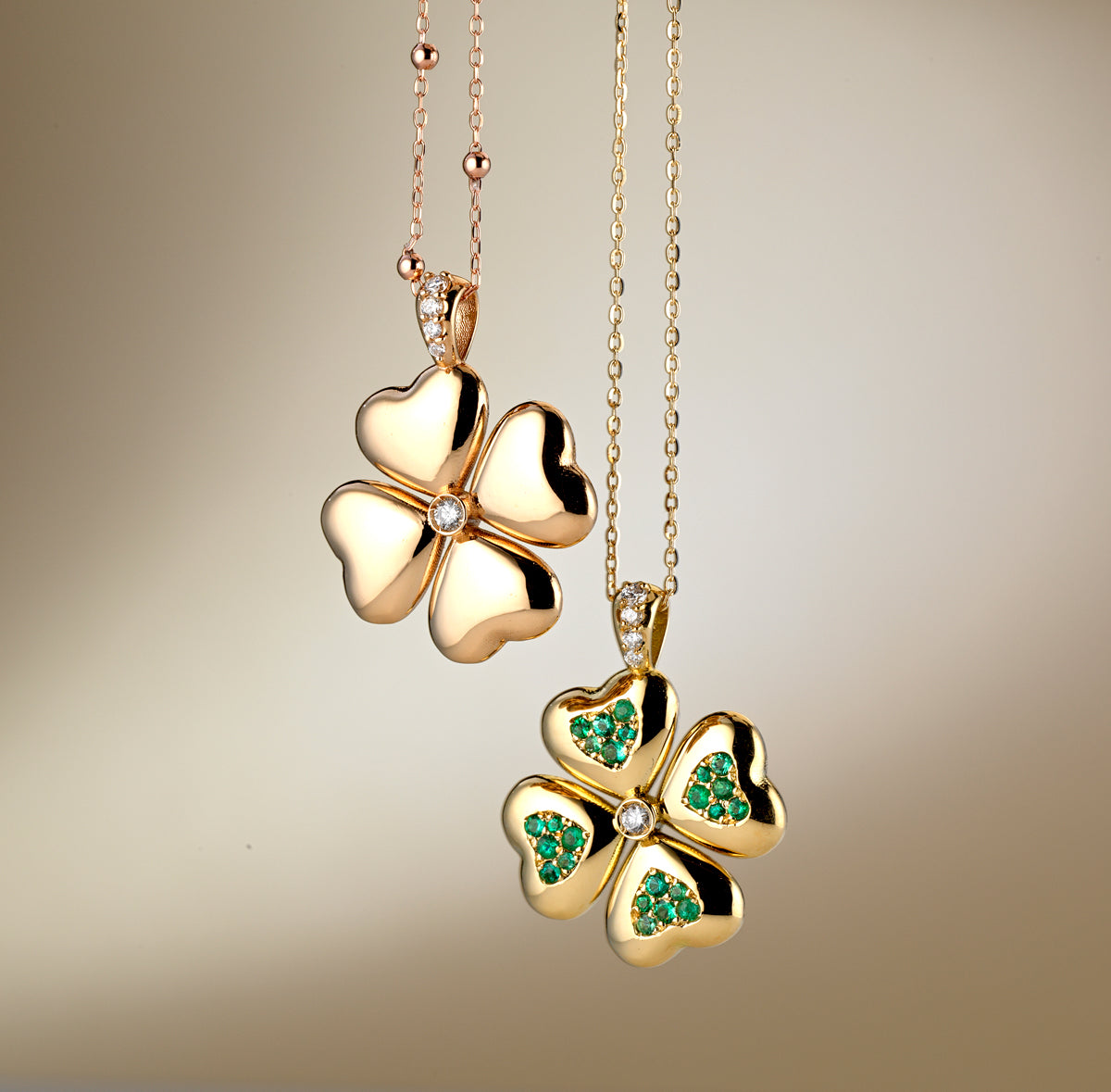 CIONDOLO QUADRIFOGLIO IN ORO GIALLO CON DIAMANTI E SMERALDI, CATENA MODELLO ROSARIO