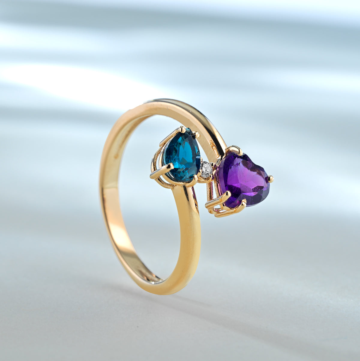 ANELLO IN ORO ROSA CON GOCCIA BLU LONDON, CUORE AMETISTA E CON UN DIAMANTINO