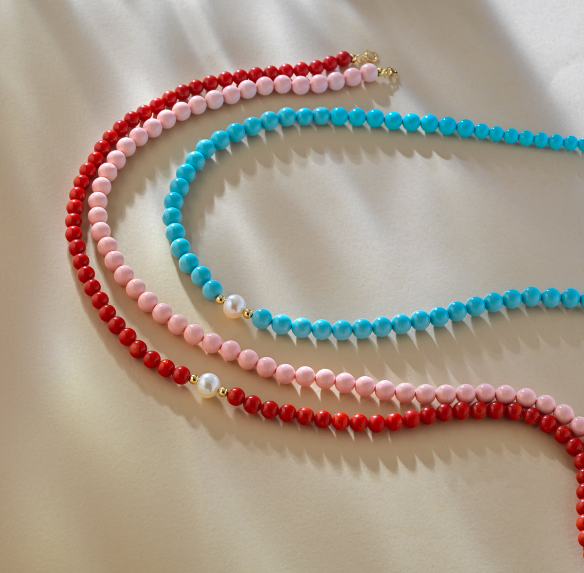 COLLANA CON PASTA DI CORALLO PERLA CENTRALE, CHIUSRA E PALLINE IN ORO GIALLO