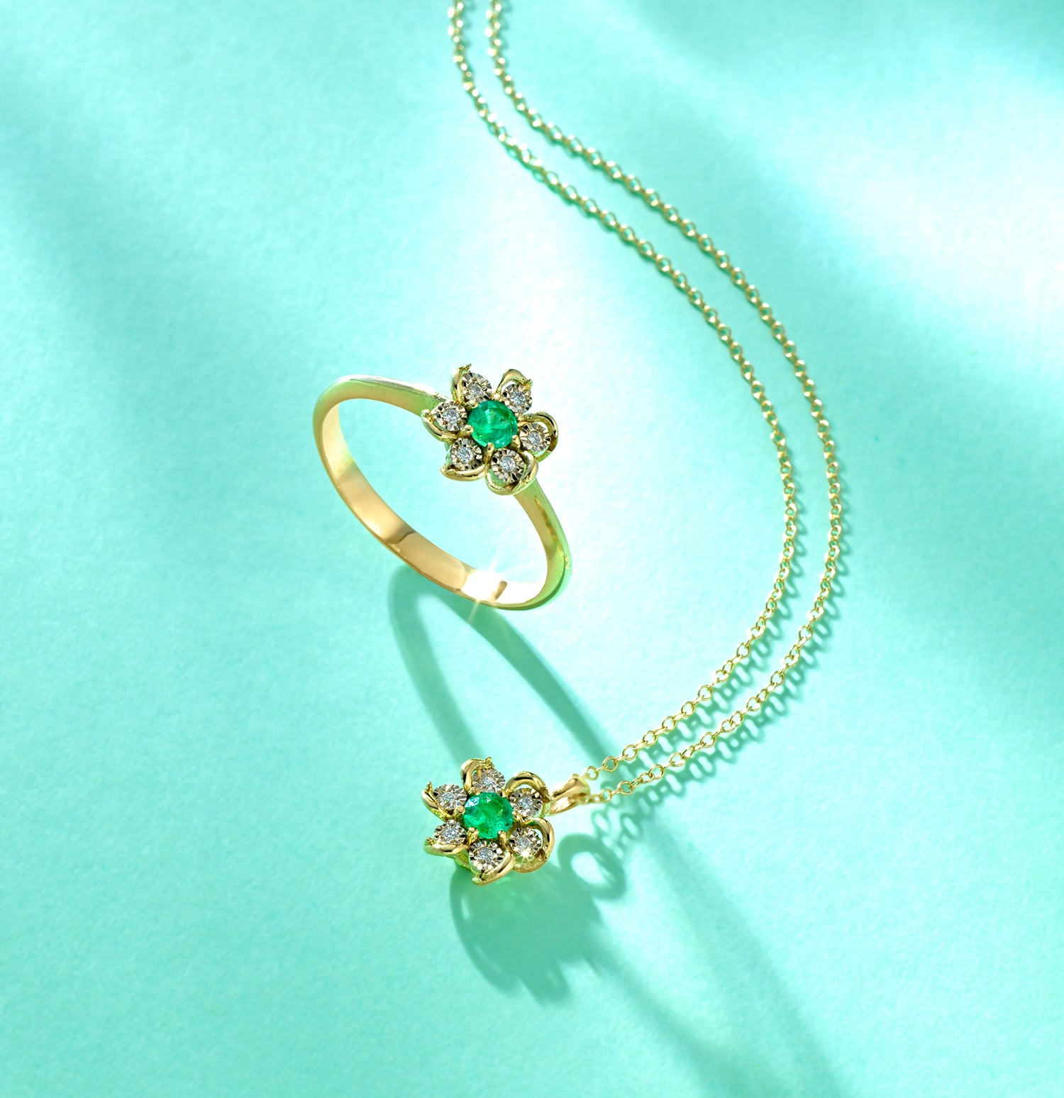 COLLANA A FIORE  IN ORO GIALLO CON DIAMANTI E CENTRALE DI SMERALDO