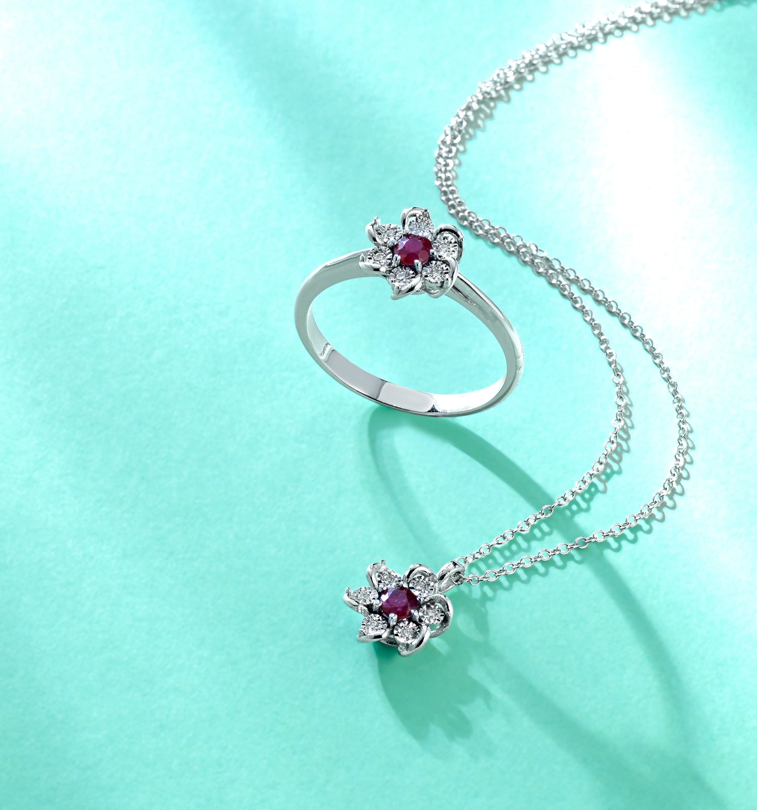 COLLANA A FIORE IN ORO BIANCO CON DIAMANTI E RUBINO CENTRALE