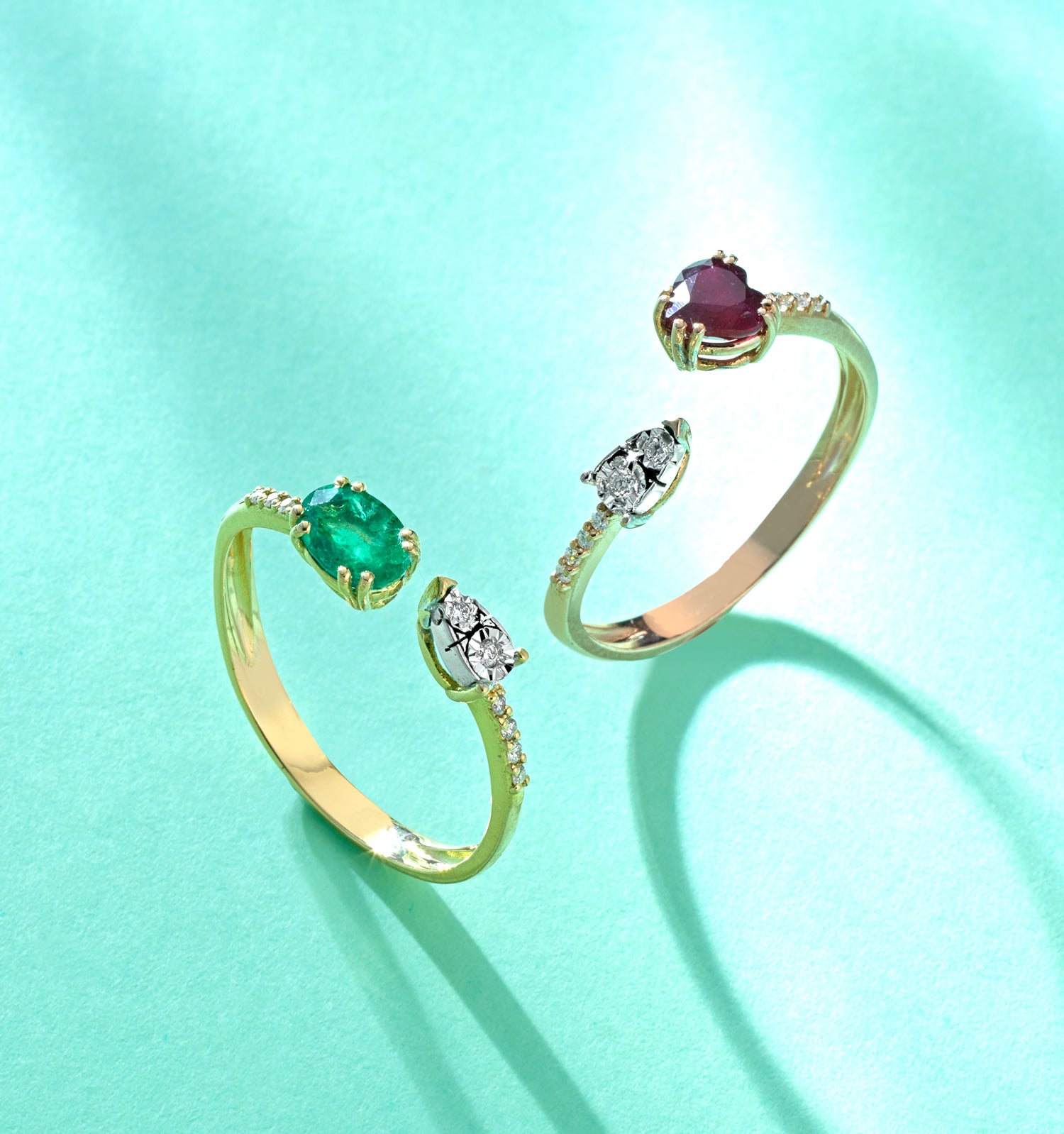 ANELLI IN ORO GIALLO CON OVALE DI SMERALDO E DIAMANTI