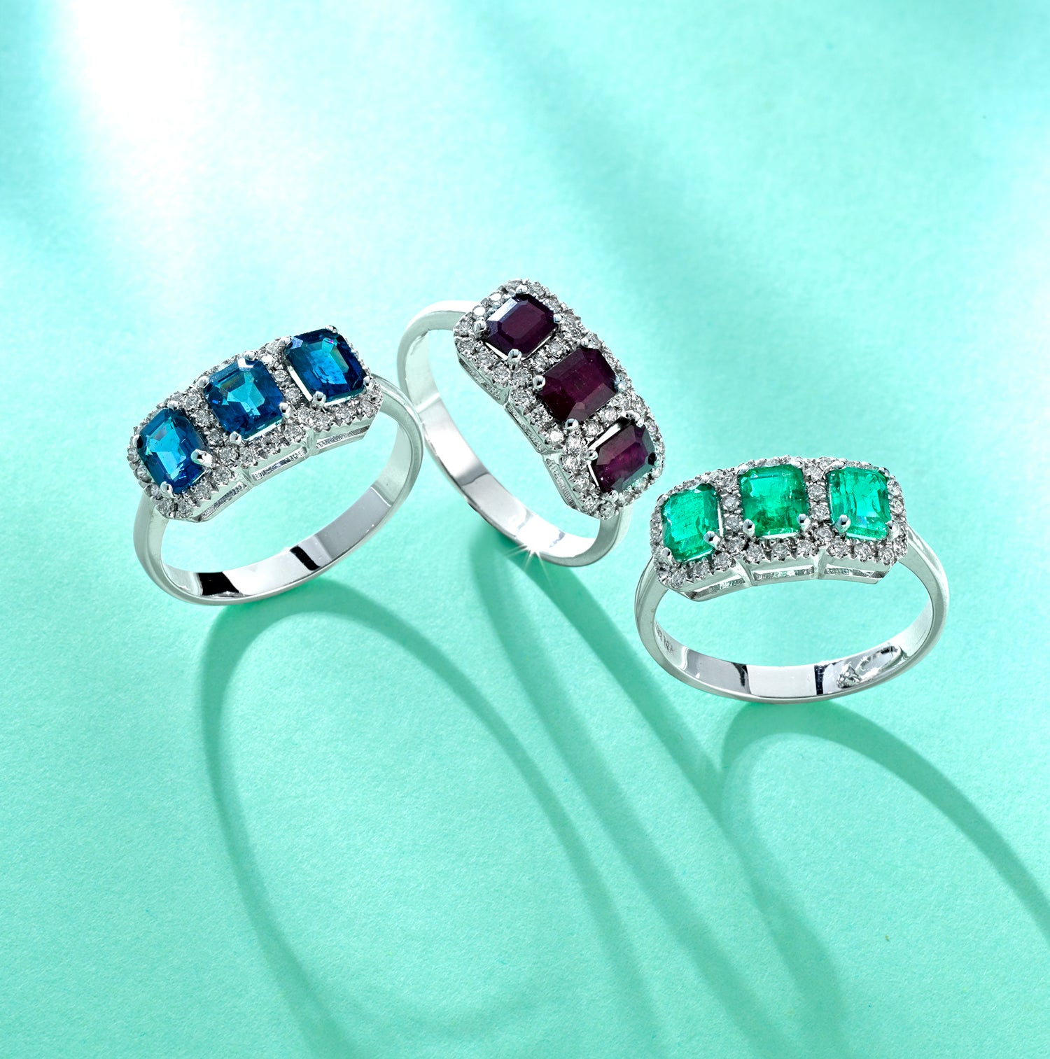 ANELLO IN ORO BIANCO CON DIAMANTI E ZAFFIRI CENTRALE