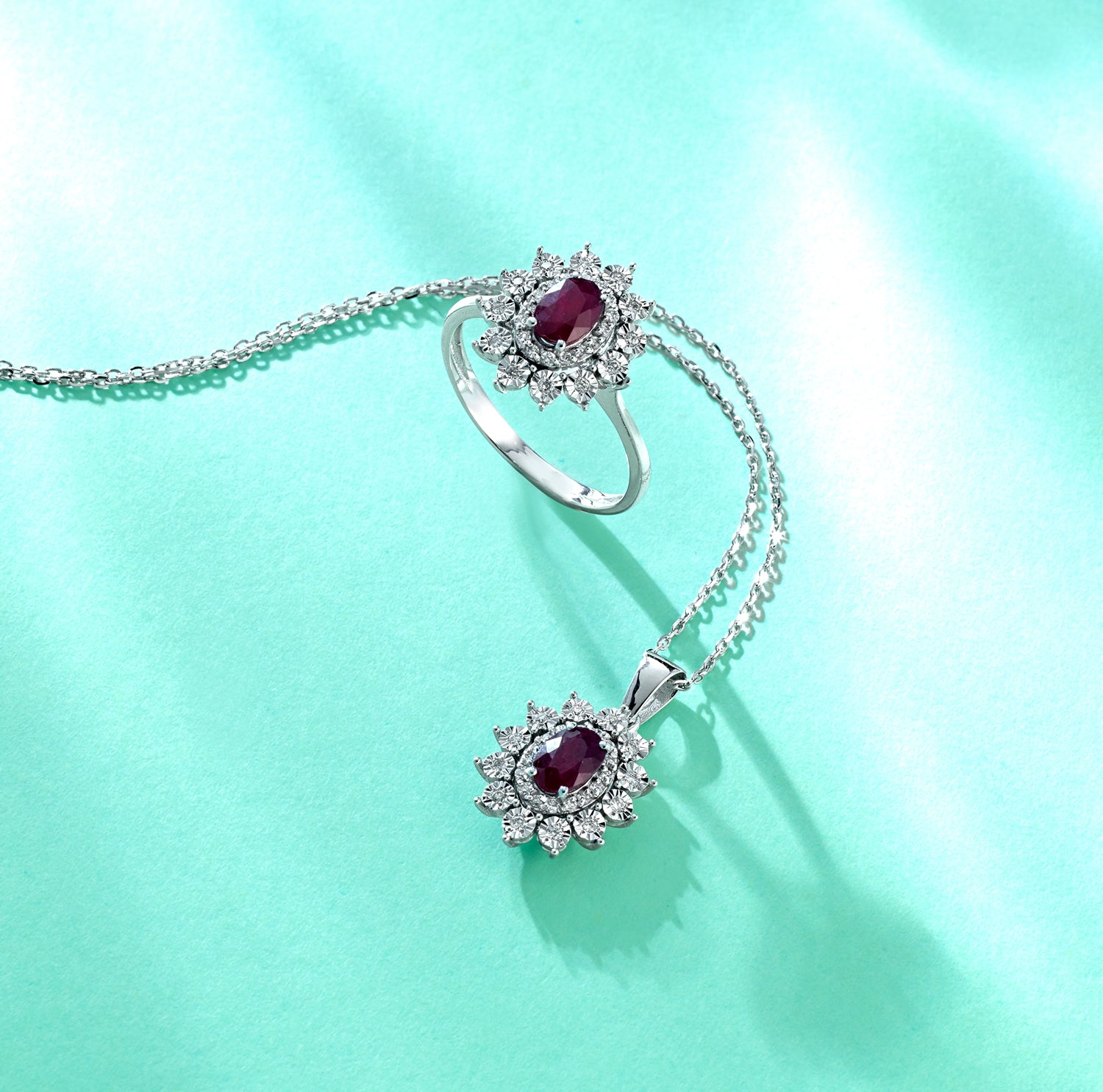 ANELLO DIAMANTATO IN ORO BIANCO CON DIAMANTI E RUBINO CENTRALE