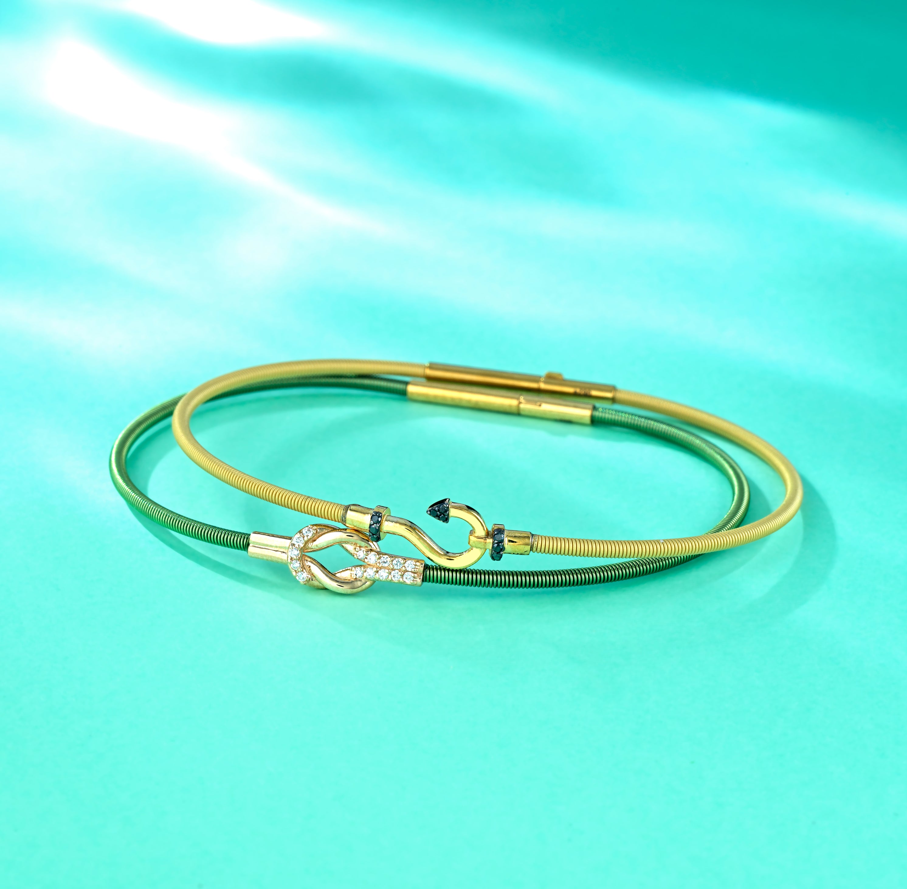 BRACCIALE IN ORO GIALLO CON AMO CENTRALE DI ZAFFIRI