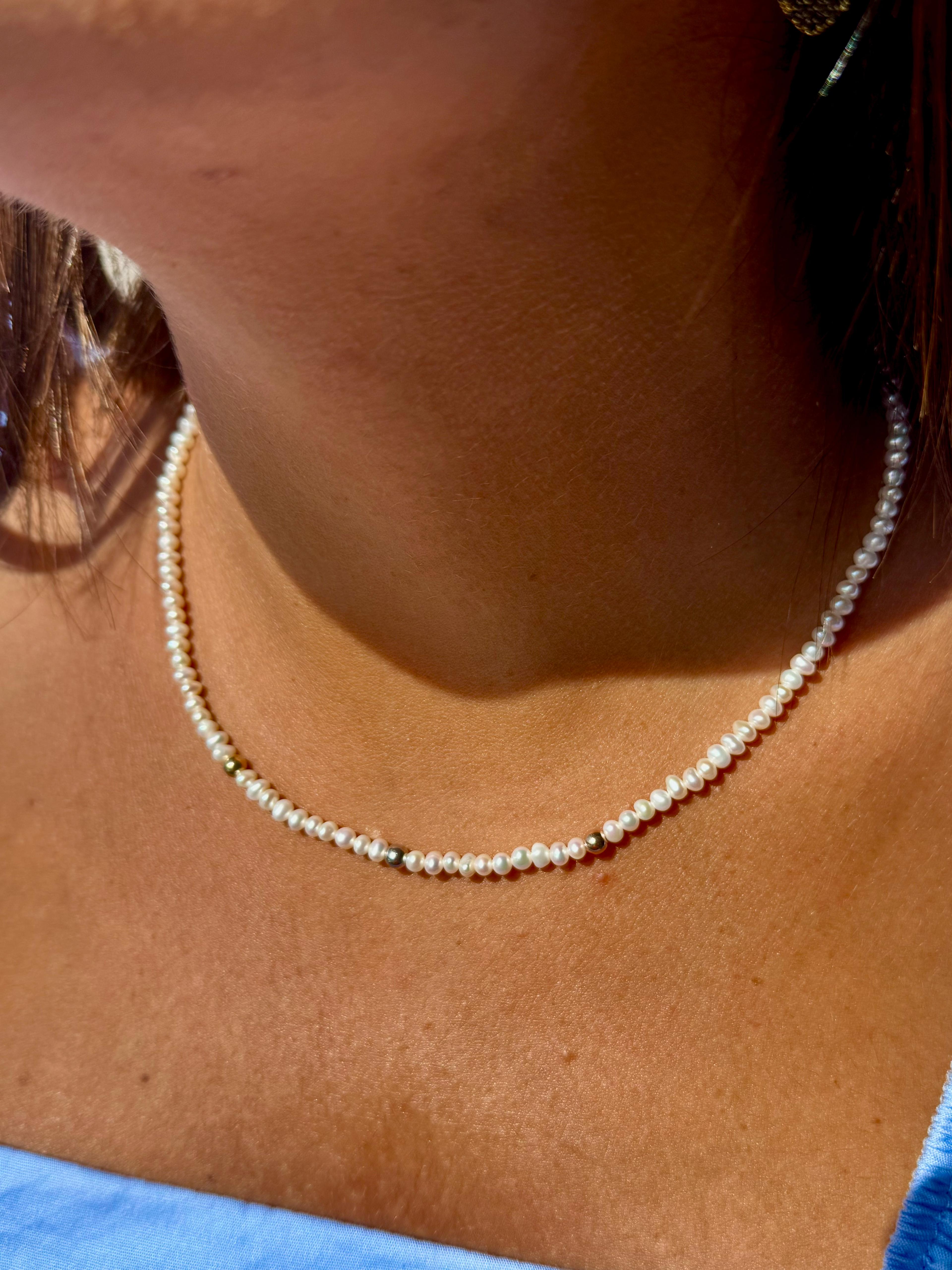 COLLANA DI PERLE CON PALLINE E CHIUSURA IN ORO 9KT, ORO ROSA, BIANCO E GIALLO