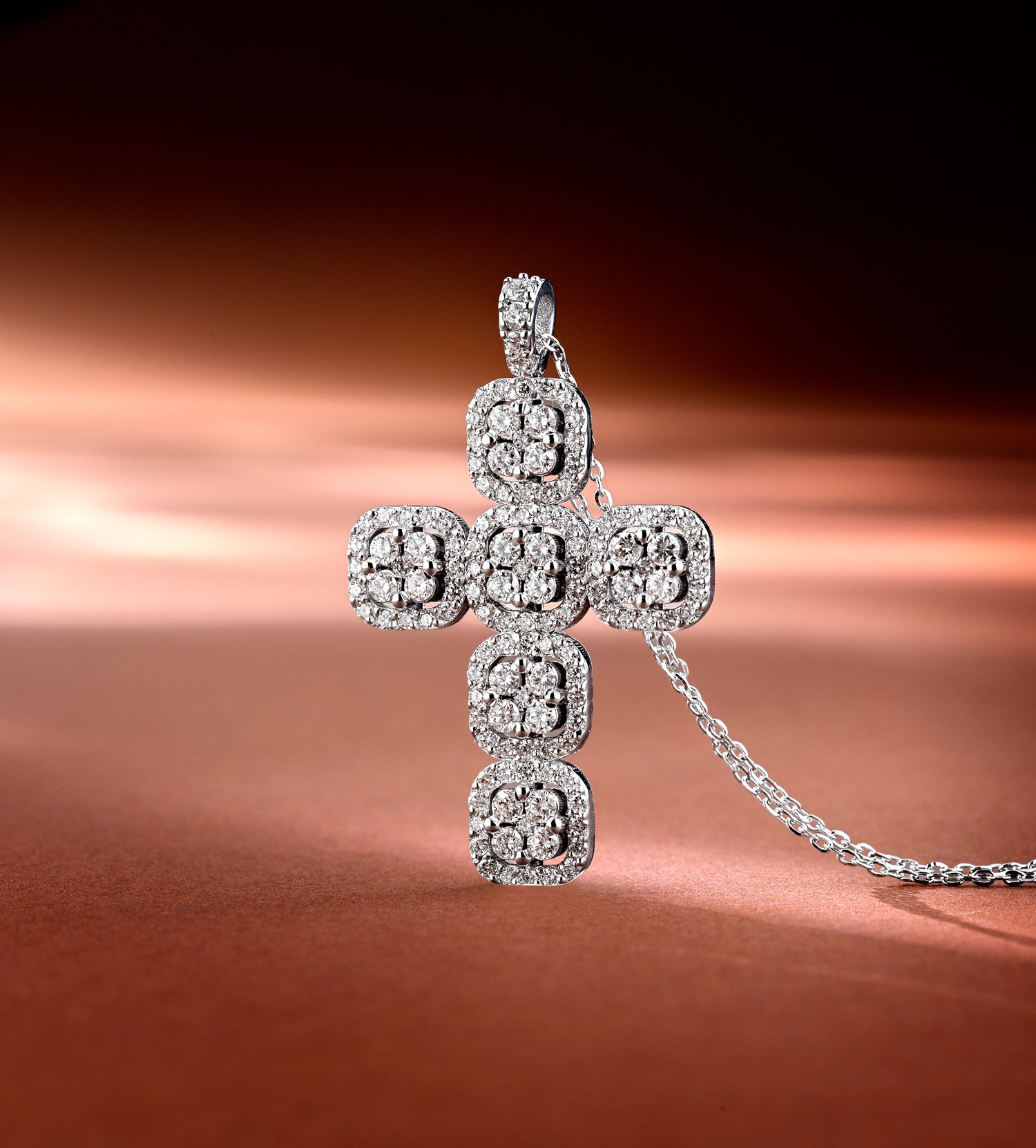 CROCE IN ORO BIANCO, CON DIAMANTI BIANCHI  CENTRALI E CONTORNO