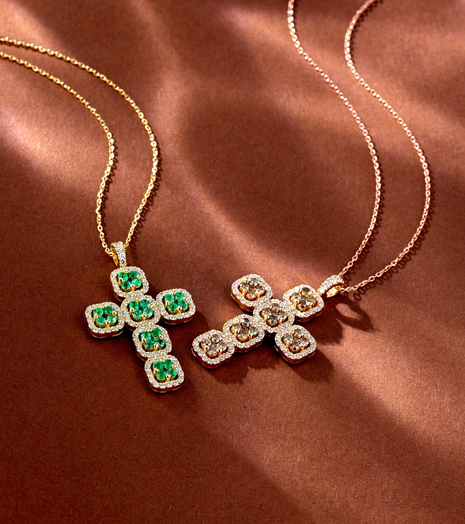 CROCE IN ORO GIALLO CON DIAMANTI LATERALI E SMERALDI CENTRALI