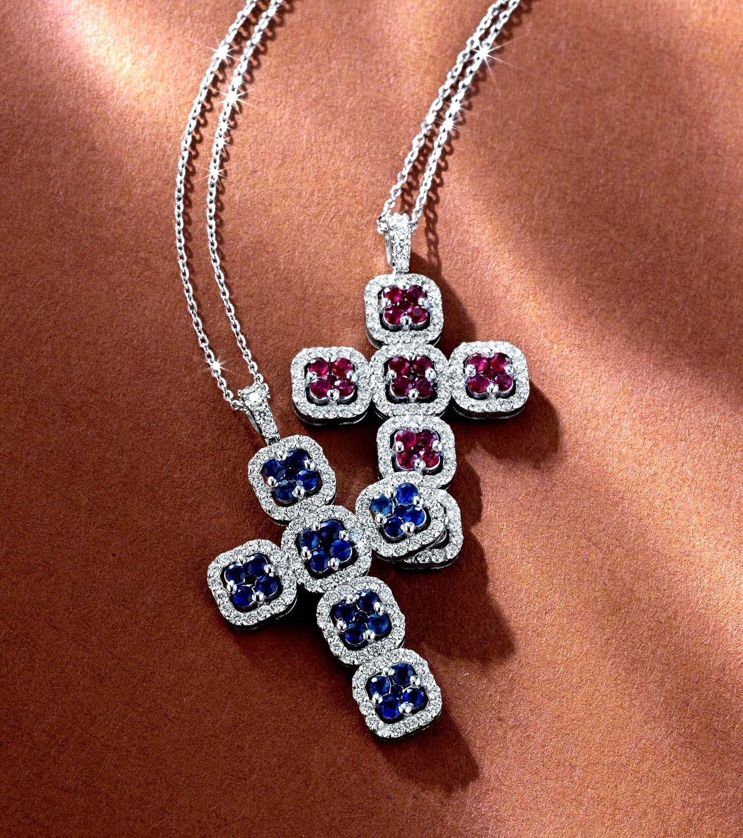 CROCE IN ORO BIANCO CON DIAMANTI LATERALI E ZAFFIRI CENTRALE