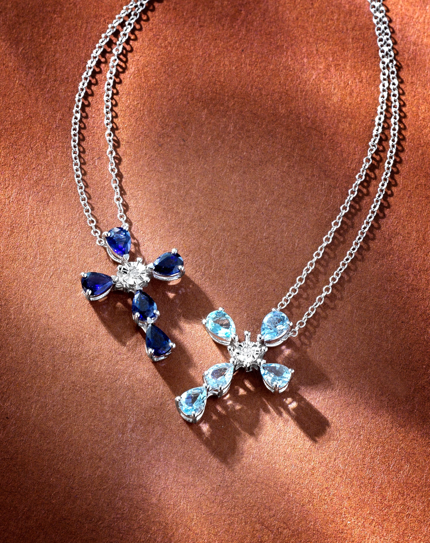 CROCE IN ORO BIANCO CON DIAMANTINO CENTRALE  E ZAFFIRI