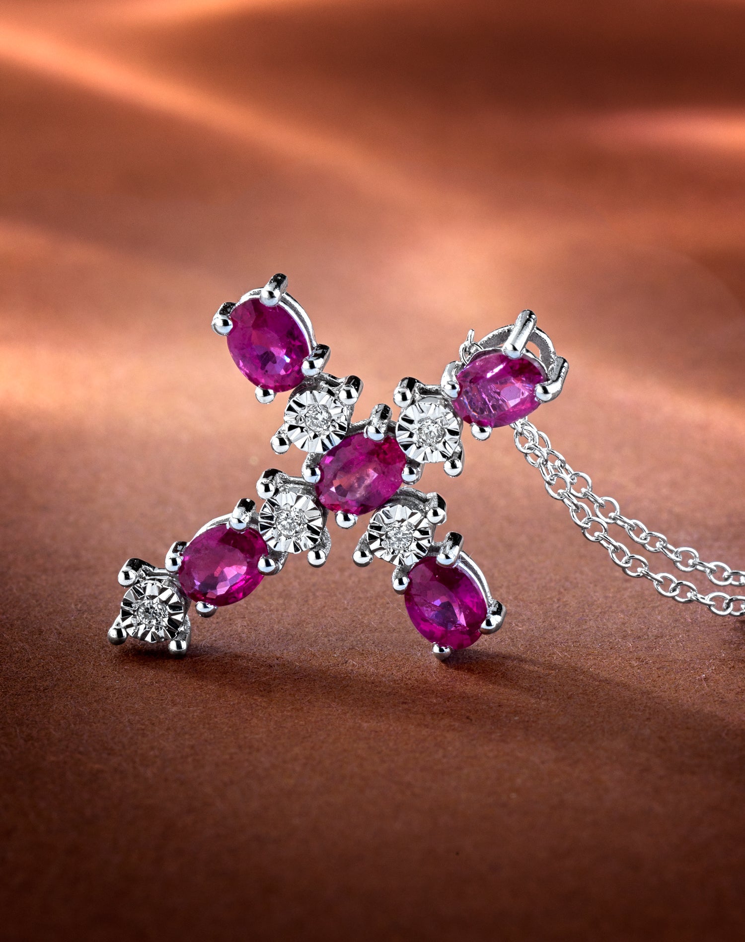 CROCE IN ORO BIANCO CON DIAMANTI E RUBINI