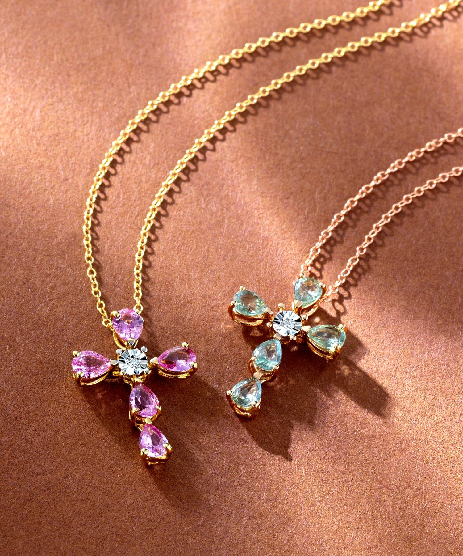 CROCE IN ORO GIALLO CON DIAMANTINO CENTRALE E ZAFFIRI ROSA