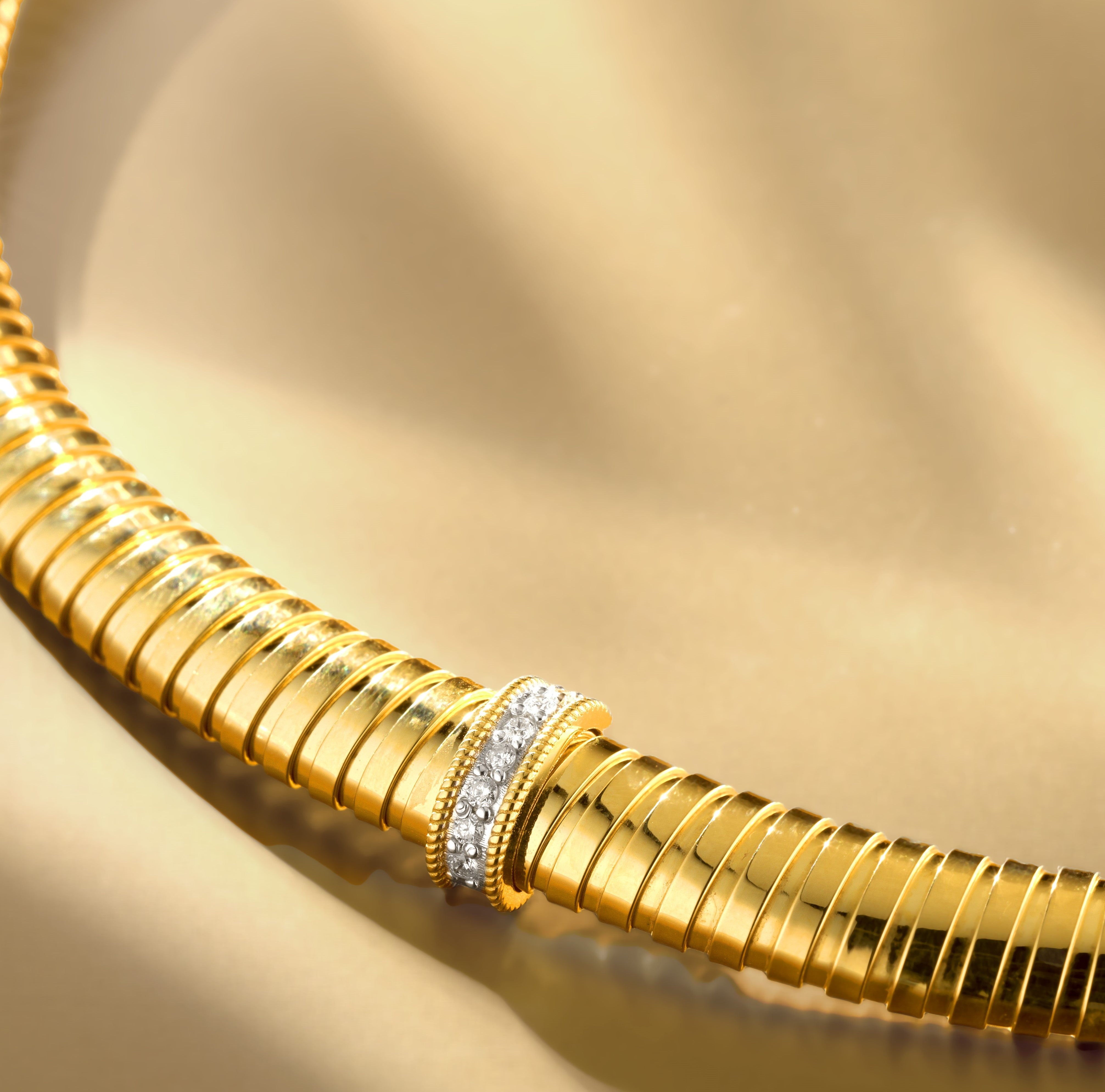 COLLANA GIROCOLLO IN ORO GIALLO 18KT, CON DIAMANTI CENTRALI