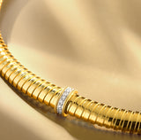 COLLANA GIROCOLLO IN ORO GIALLO 18KT, CON DIAMANTI CENTRALI