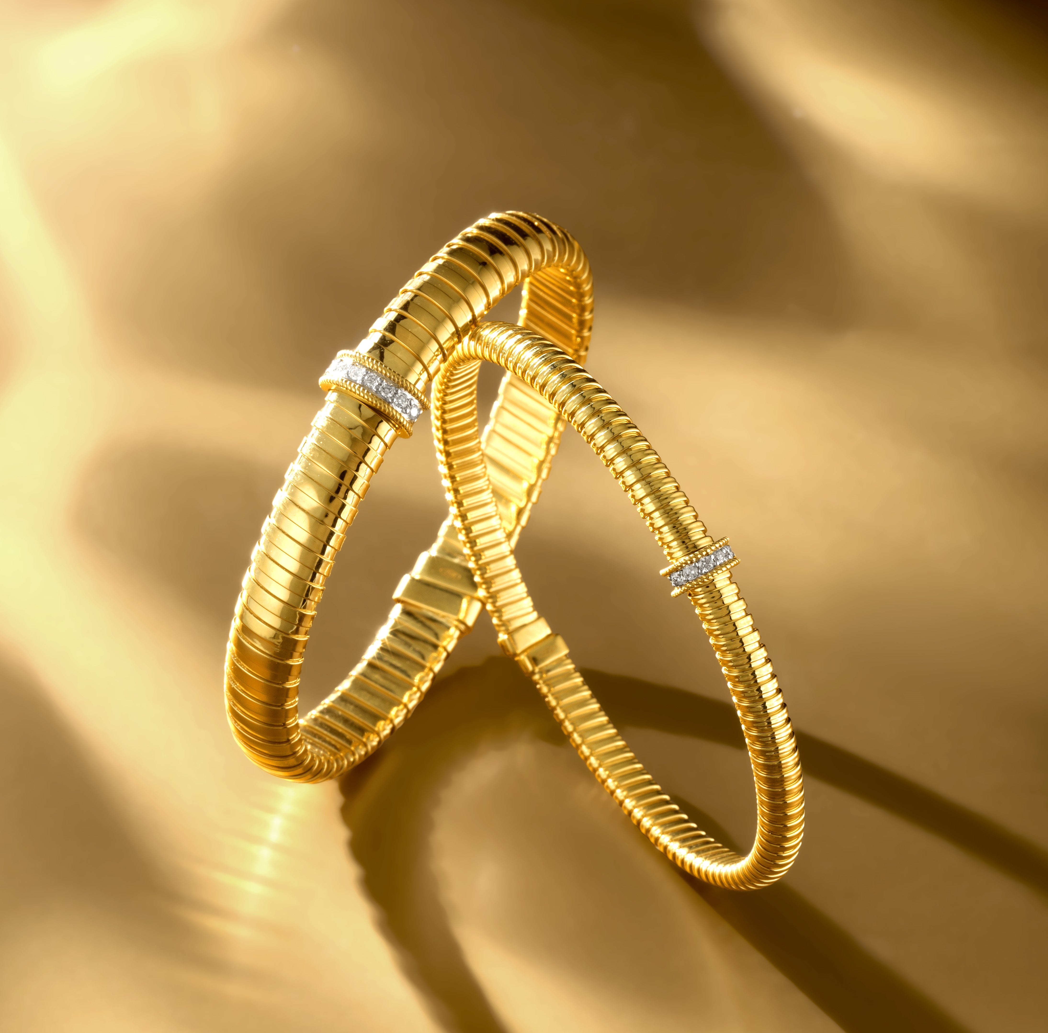 BRACCIALE IN ORO GIALLO 18KT SOTTILE, CON TITANIO E DIAMANTI CENTRALI