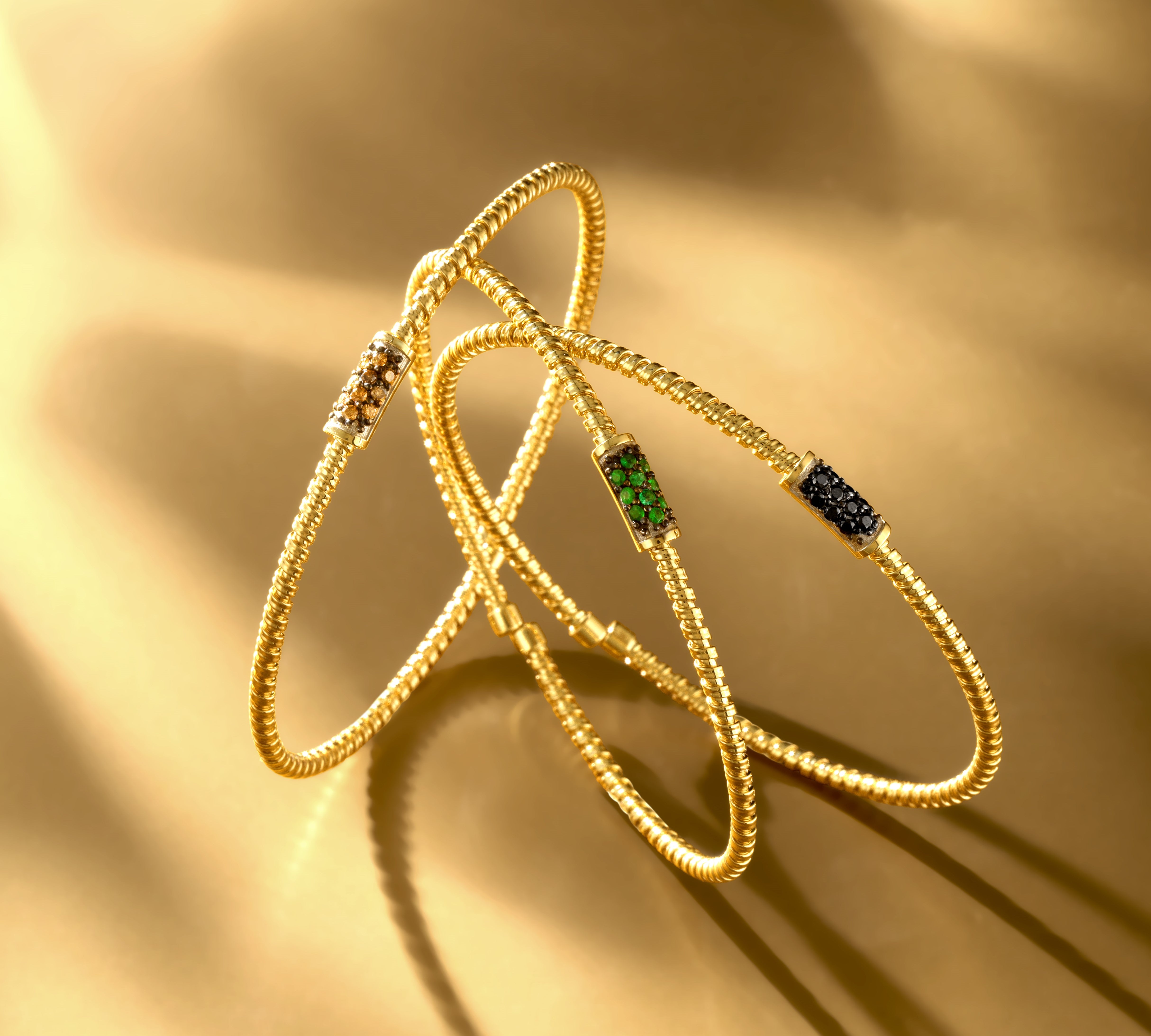 BRACCIALE IN ORO GIALLO 18KT CON TITANIO E SMERALDI CENTRALI