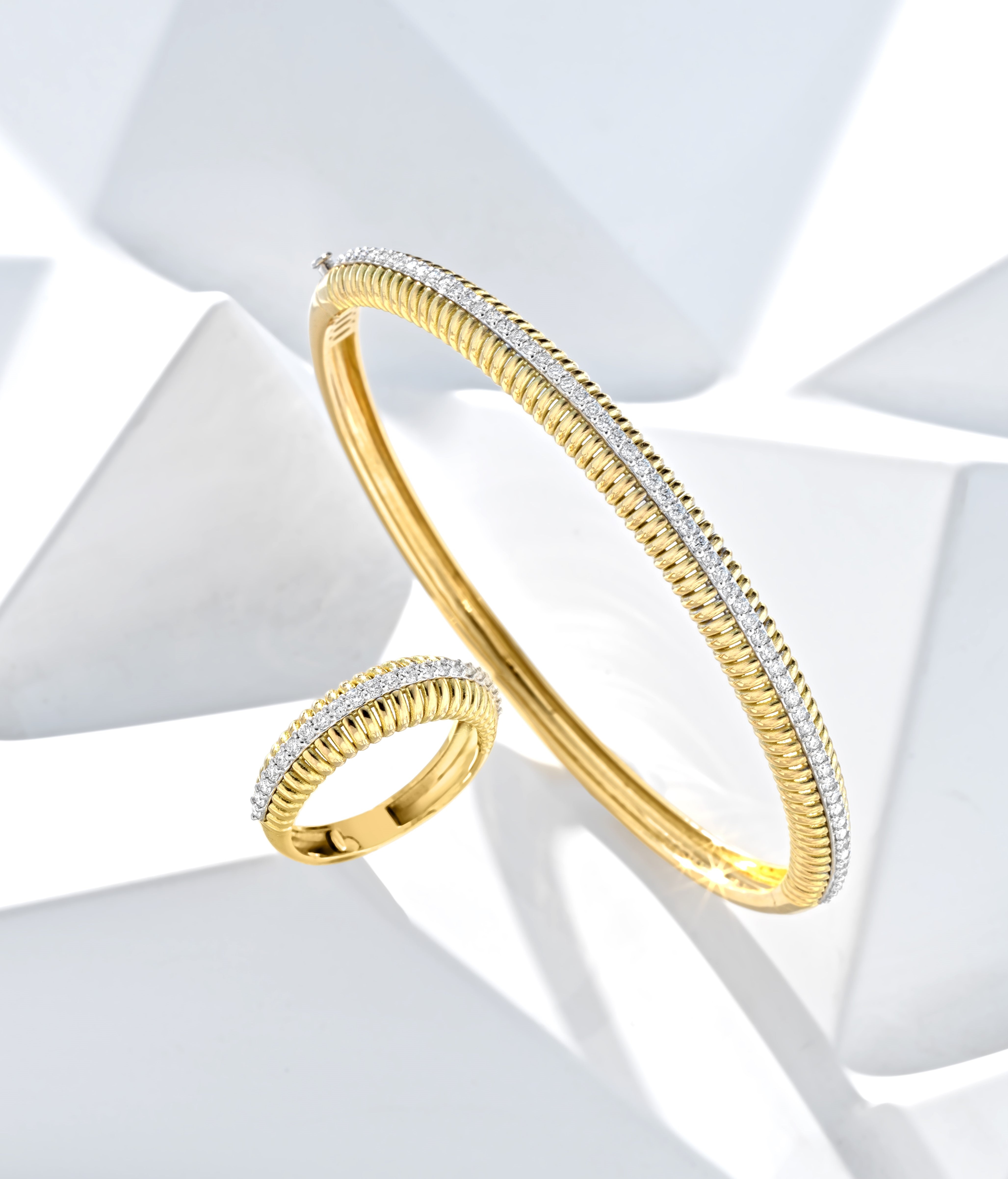 BRACCIALE FASCIA IN ORO GIALLO CON FILA DI DIAMANTI