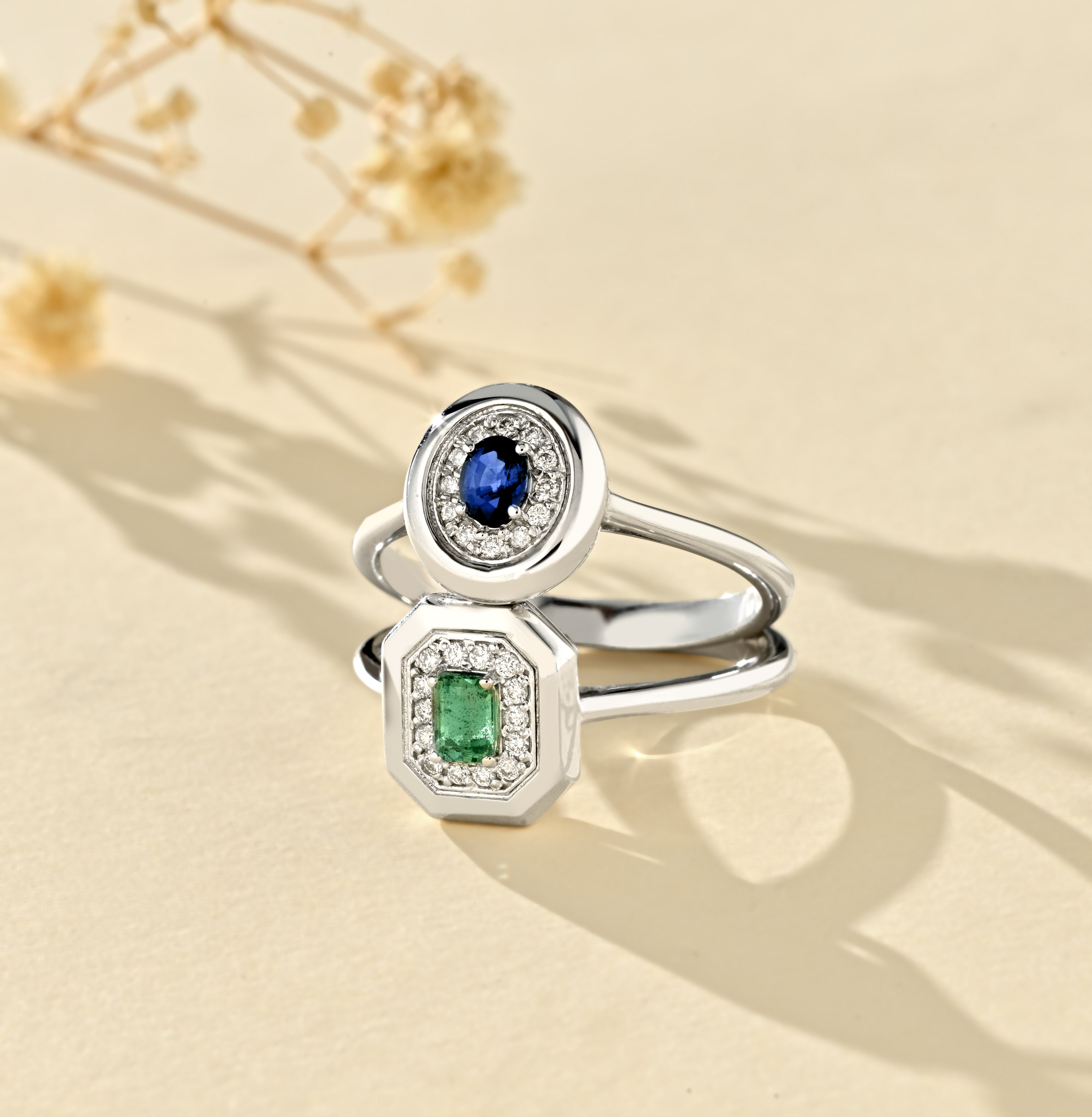 ANELLO IN ORO BIANCO OVALE CON ZAFFIRO E DIAMANTI