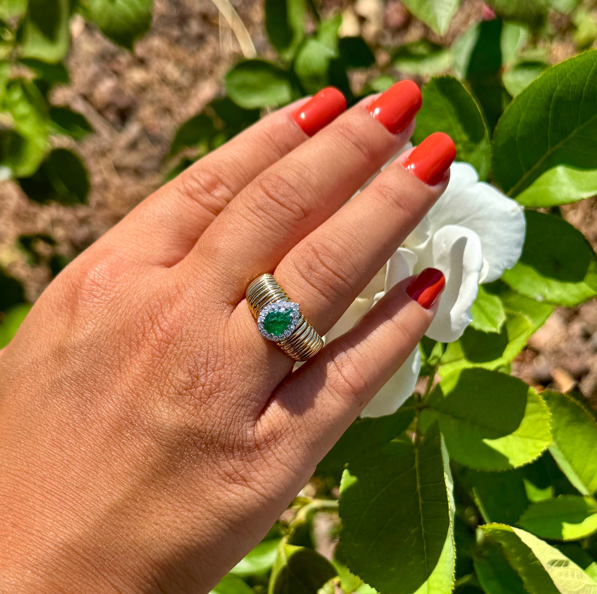 ANELLO FASCIA IN ORO GIALLO CON TAGLIO GOCCIA CENTRALE DI DIAMANTI E SMERALDO