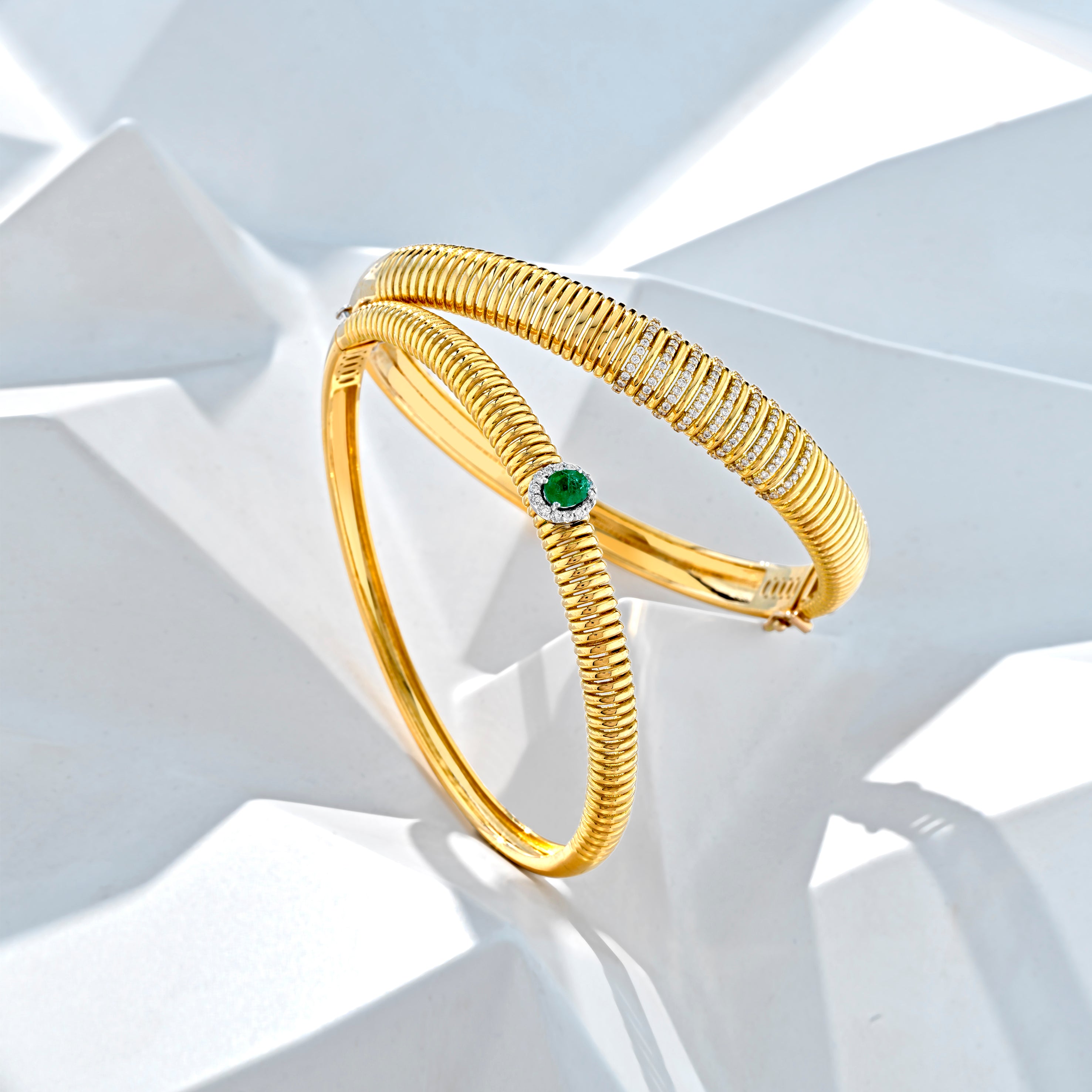 BRACCIALE FASCIA IN ORO GIALLO CON OVALE DI SMERALDO E DIAMANTI