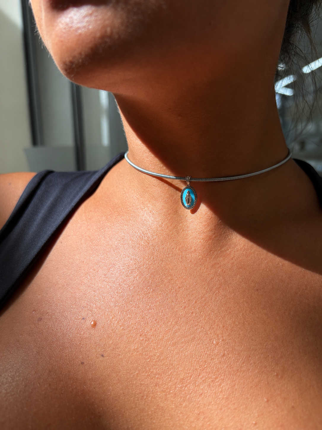 COLLANA CON CINTURINO GRIGIO E MADONNINA IN ORO ROSA SMALTATA AZZURRA 9KT