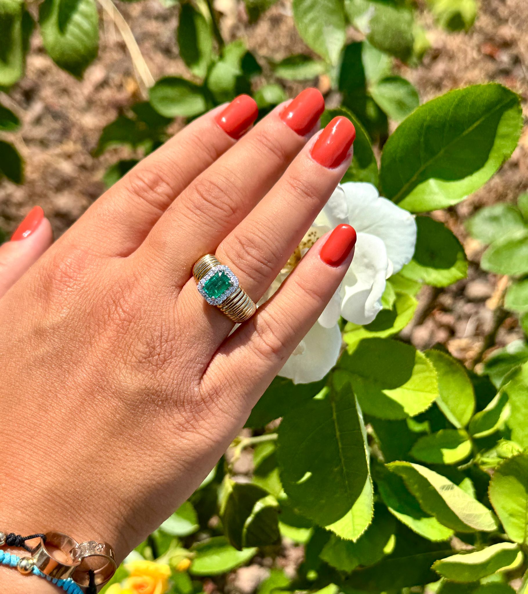 ANELLO FASCIA IN ORO GIALLO CONTAGLIO QUADRATO CENTRALE DI DIAMANTI E SMERALDO