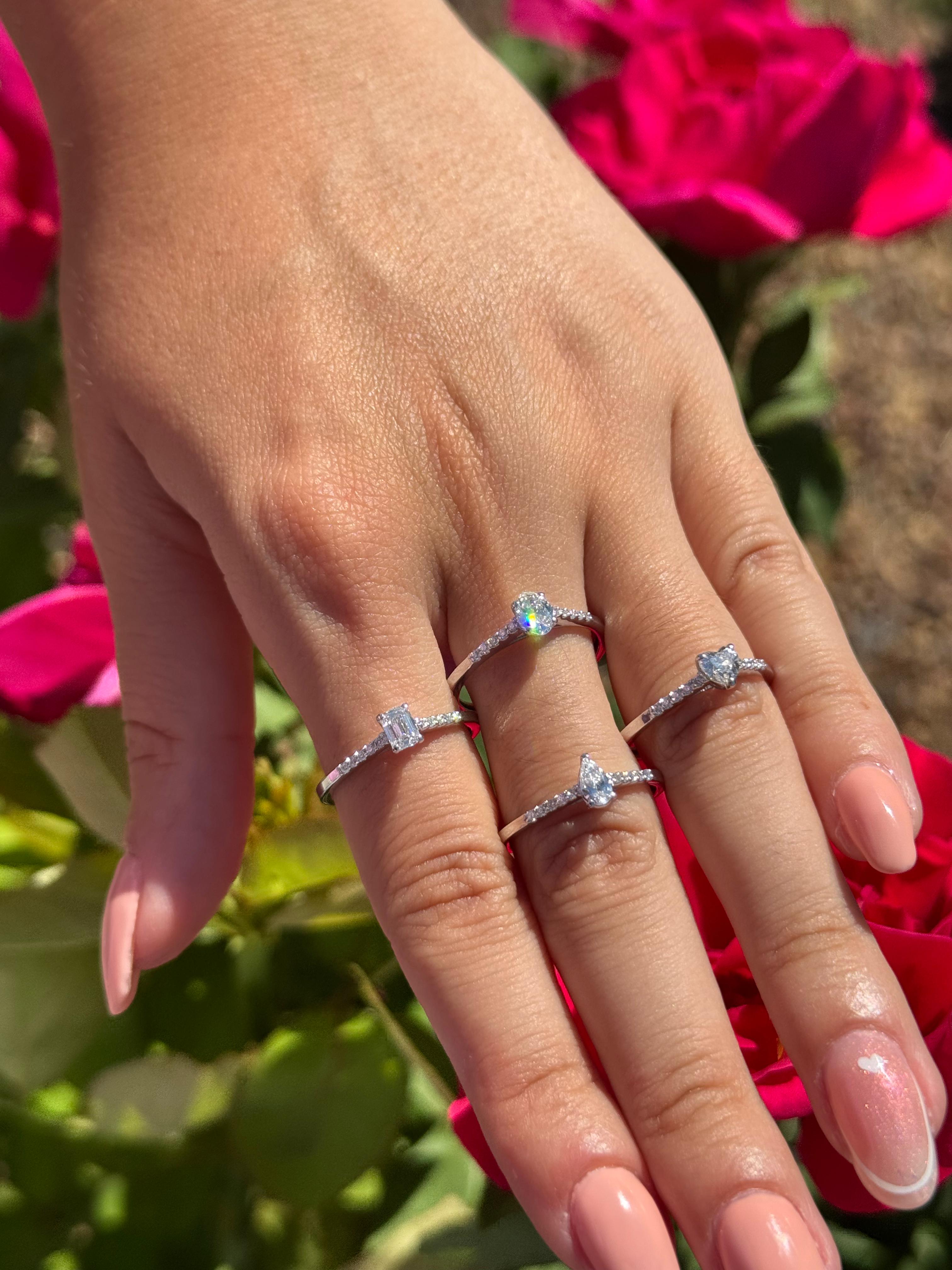 ANELLO IN ORO BIANCO CON DIAMANTI LATERALI E TAGLIO  GOCCIA CENTRALE