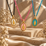 CIONDOLO MADONNA IN ORO 9KT, SMALTATA CON CATENA IN ARGENTO E CHIUSURA IN ORO 9KT