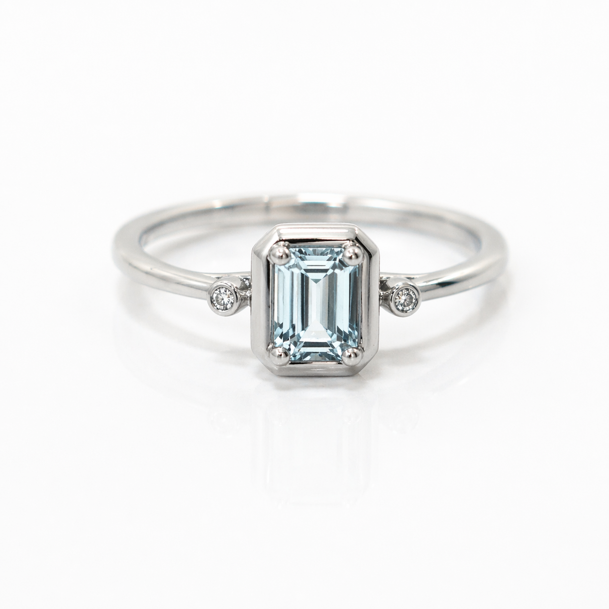 ANELLO IN ORO 9KT, BIANCO CON DIAMANTINI LATERALI E QUADRATO ACQUAMARINA