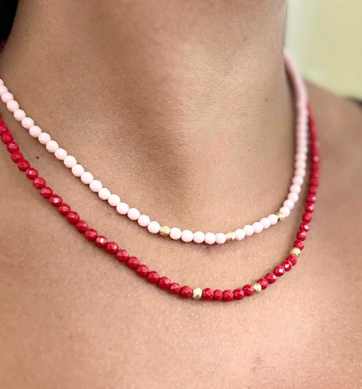 COLLANA CON EMATITE ROSA, PALLINE IN ALTERNANZA E CHIUSURA IN ORO GIALLO