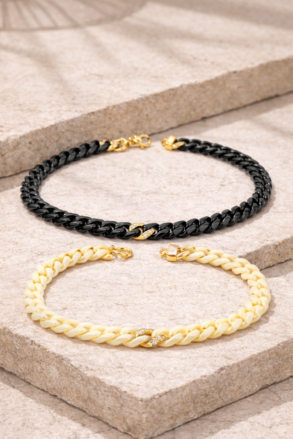 BRACCIALE IN CERAMICA PANNA CON GRUMETTA CENTRALE E CHIUSURA IN ORO 9KT E DIAMANTI