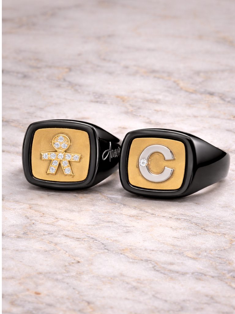 ANELLO SIGILLO IN CERAMICA ORO 9KT, CON LETTERA E DIAMANTINO