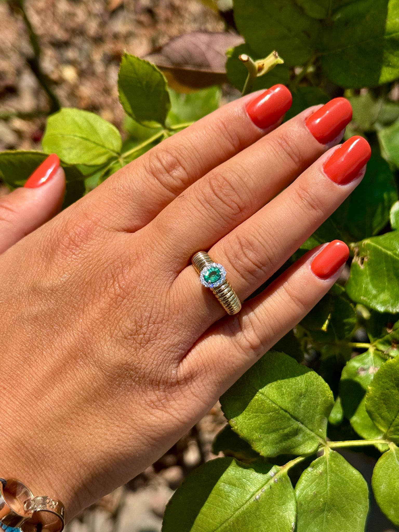 ANELLO FASCIA STRETTA IN ORO GIALLO CON OVALE DI DIAMANTI E SMERALDO